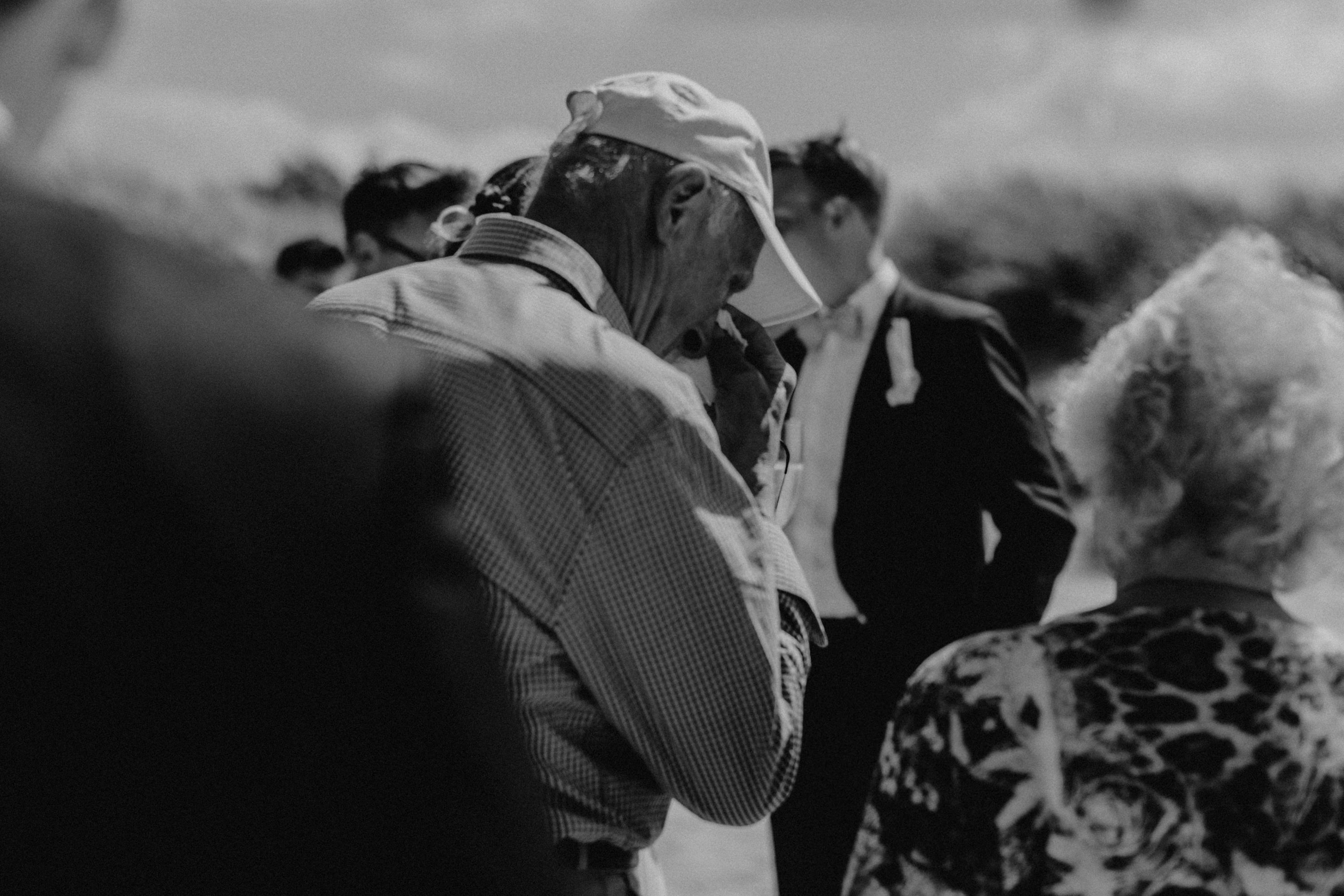 Strandhochzeit an der Ostsee. Es handelt sich um ein Foto aus einer Hochzeitsreportage, das von den beiden Hochzeitsfotografen Tom und Lia Fotografie aus Potsdam aufgenommen wurde. Die Hochzeit fand in Ahrenshoop direkt am Strand statt.