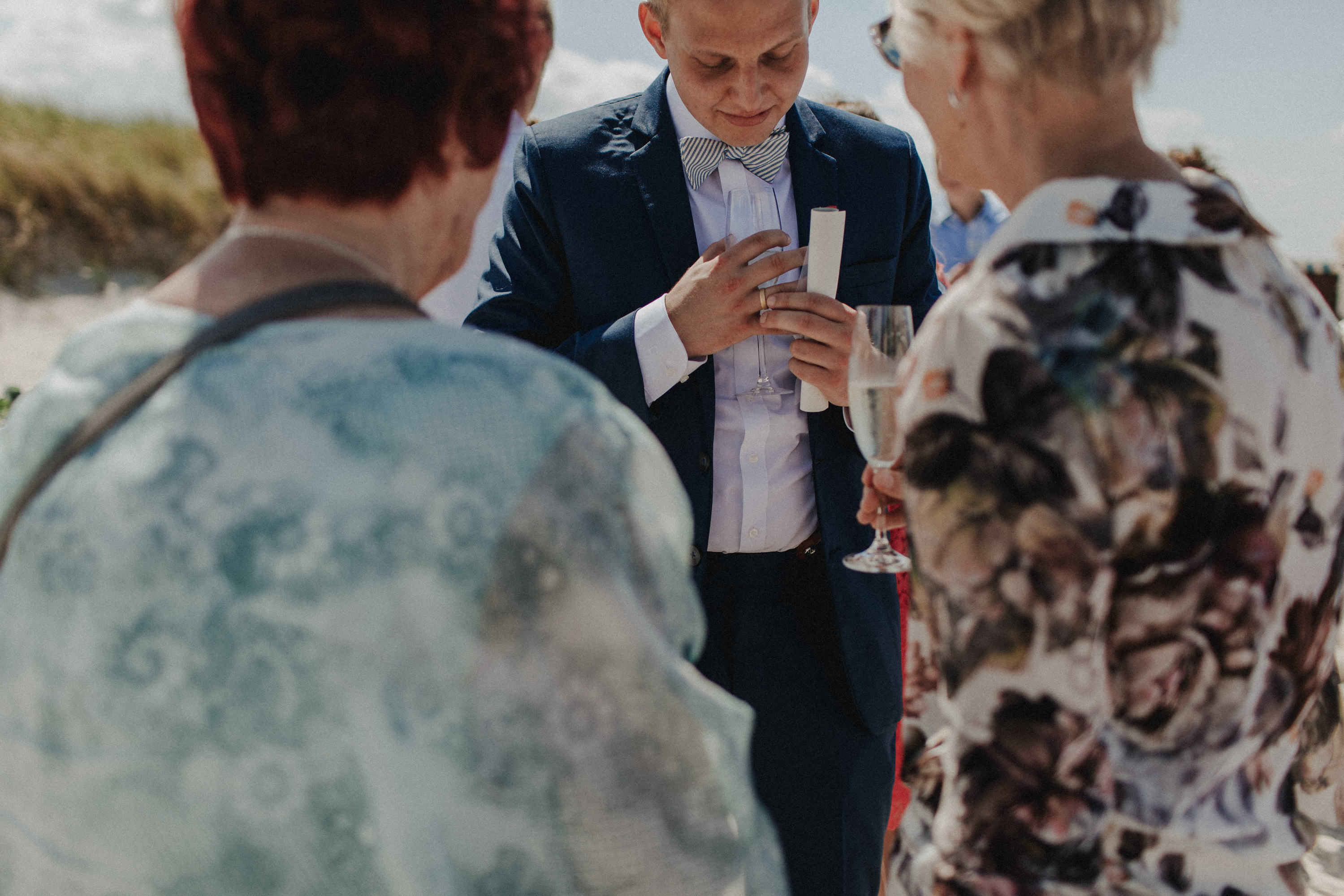 Strandhochzeit an der Ostsee. Es handelt sich um ein Foto aus einer Hochzeitsreportage, das von den beiden Hochzeitsfotografen Tom und Lia Fotografie aus Potsdam aufgenommen wurde. Die Hochzeit fand in Ahrenshoop direkt am Strand statt.