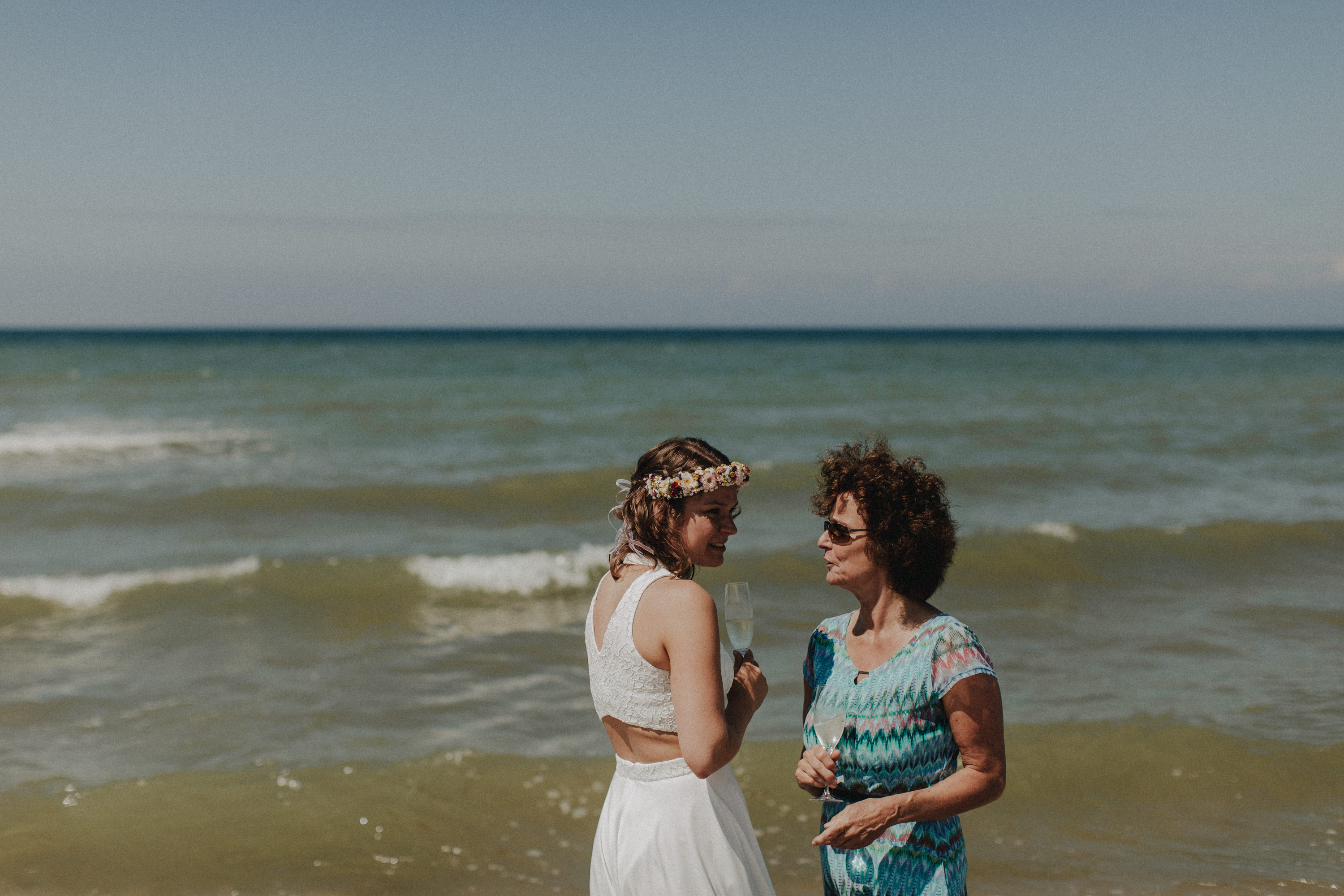 Strandhochzeit an der Ostsee. Es handelt sich um ein Foto aus einer Hochzeitsreportage, das von den beiden Hochzeitsfotografen Tom und Lia Fotografie aus Potsdam aufgenommen wurde. Die Hochzeit fand in Ahrenshoop direkt am Strand statt.