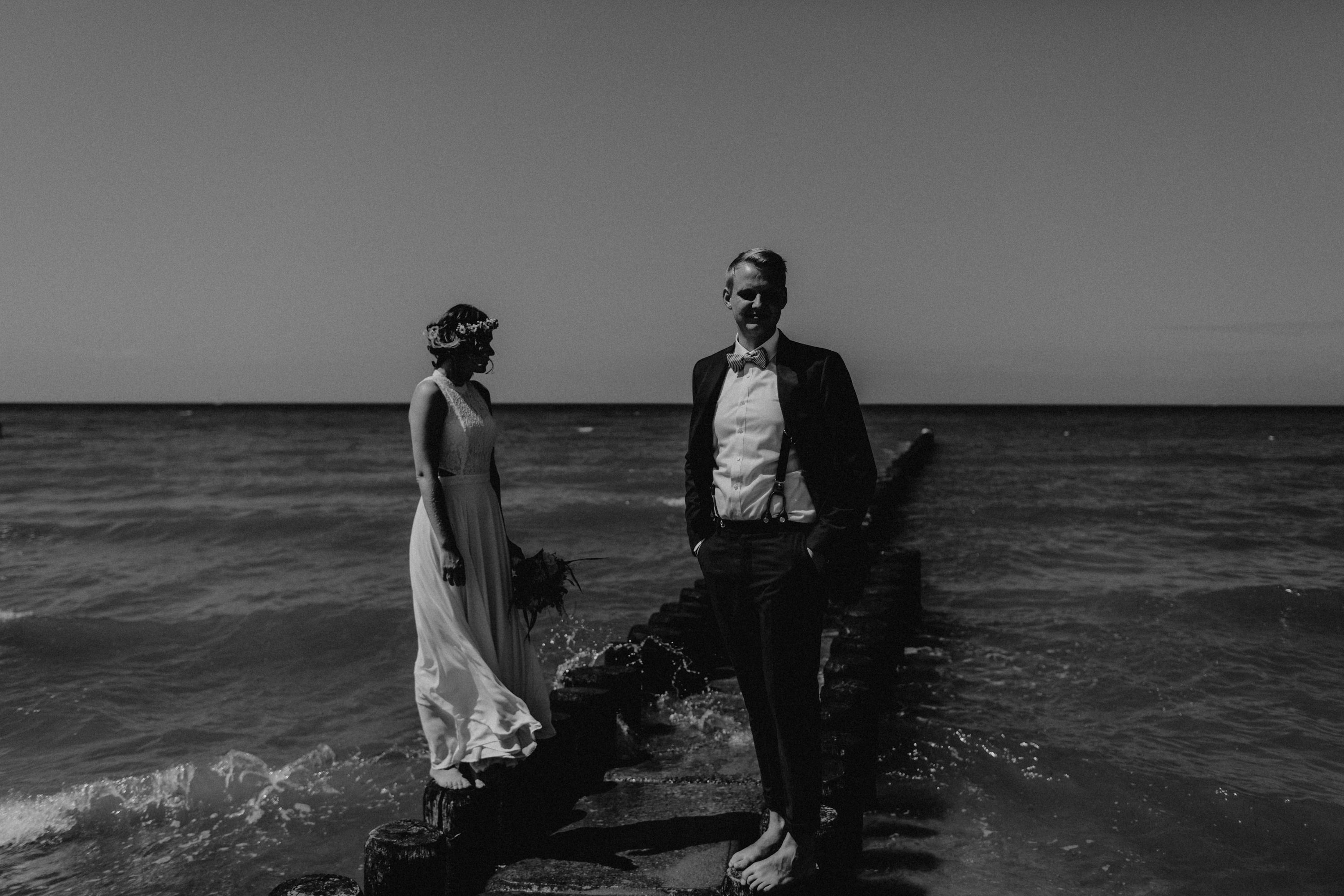 Strandhochzeit an der Ostsee. Es handelt sich um ein Foto aus einer Hochzeitsreportage, das von den beiden Hochzeitsfotografen Tom und Lia Fotografie aus Potsdam aufgenommen wurde. Die Hochzeit fand in Ahrenshoop direkt am Strand statt.