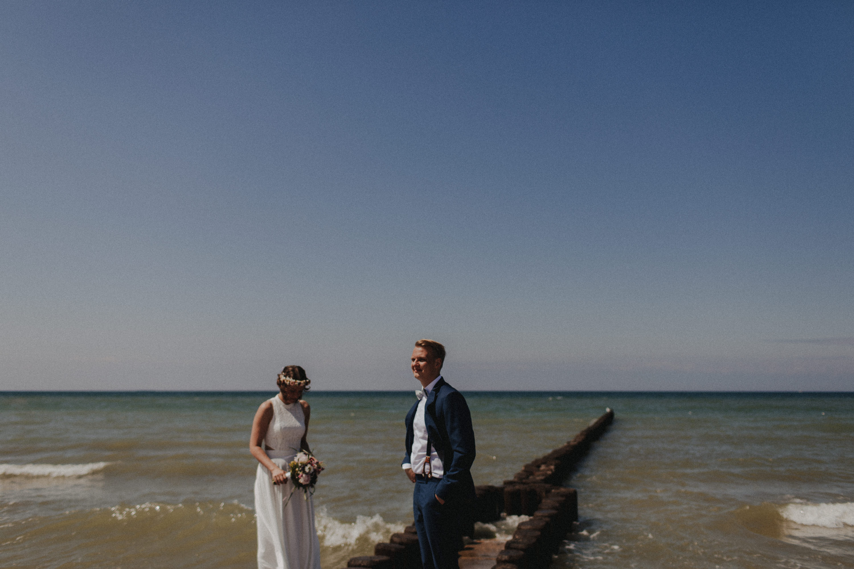 Strandhochzeit an der Ostsee. Es handelt sich um ein Foto aus einer Hochzeitsreportage, das von den beiden Hochzeitsfotografen Tom und Lia Fotografie aus Potsdam aufgenommen wurde. Die Hochzeit fand in Ahrenshoop direkt am Strand statt.