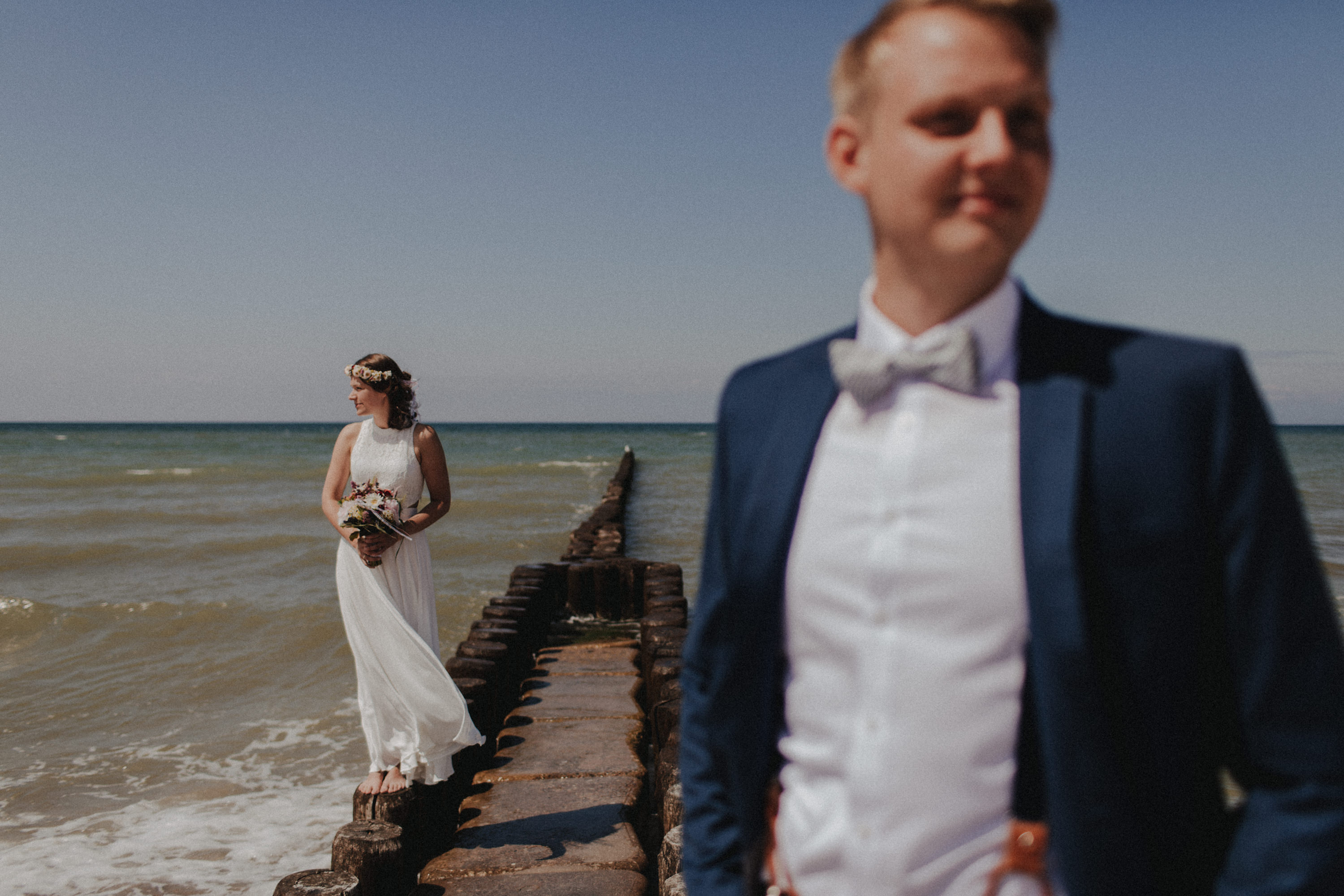 Strandhochzeit an der Ostsee. Es handelt sich um ein Foto aus einer Hochzeitsreportage, das von den beiden Hochzeitsfotografen Tom und Lia Fotografie aus Potsdam aufgenommen wurde. Die Hochzeit fand in Ahrenshoop direkt am Strand statt.