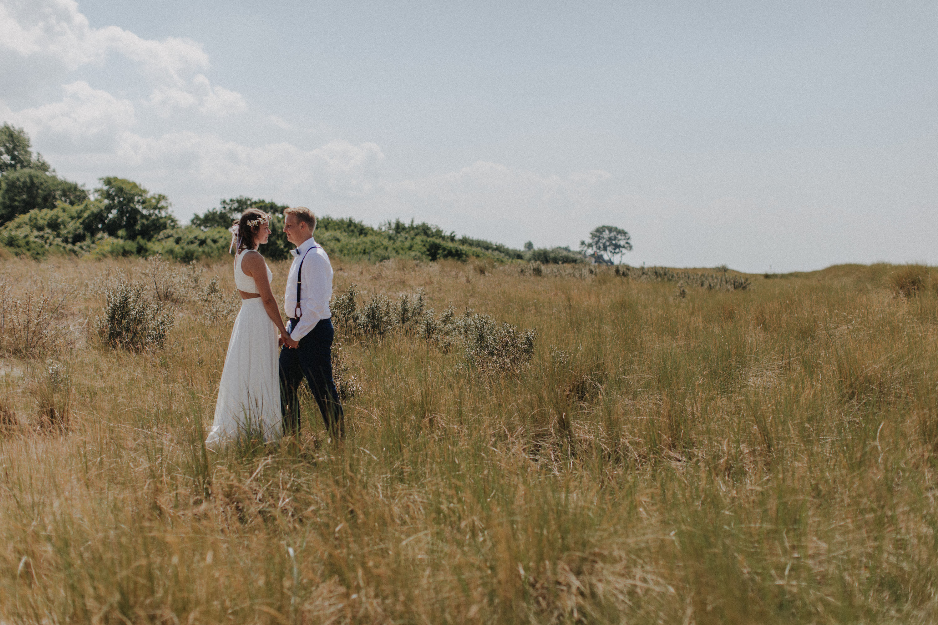 Strandhochzeit an der Ostsee. Es handelt sich um ein Foto aus einer Hochzeitsreportage, das von den beiden Hochzeitsfotografen Tom und Lia Fotografie aus Potsdam aufgenommen wurde. Die Hochzeit fand in Ahrenshoop direkt am Strand statt.