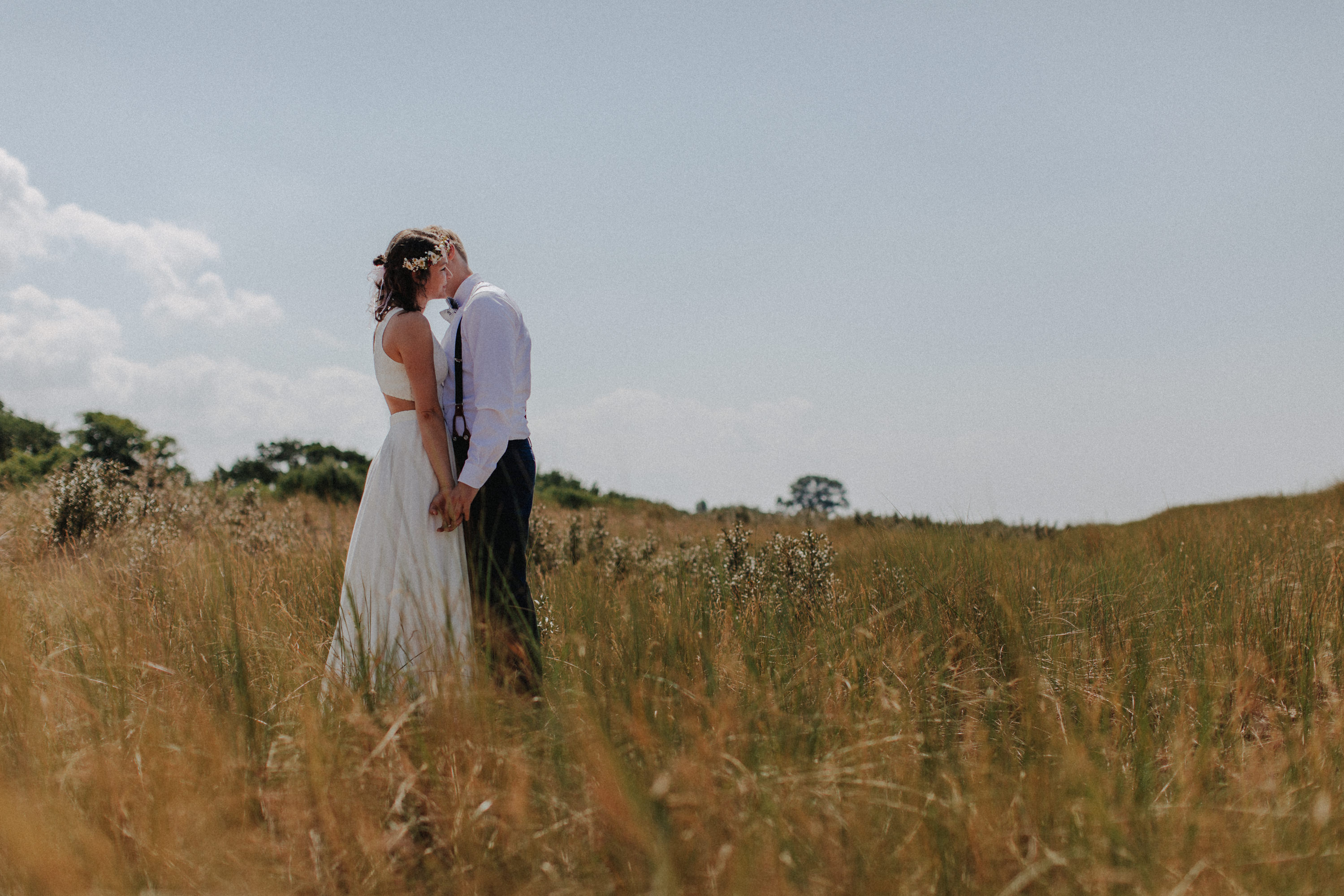 Strandhochzeit an der Ostsee. Es handelt sich um ein Foto aus einer Hochzeitsreportage, das von den beiden Hochzeitsfotografen Tom und Lia Fotografie aus Potsdam aufgenommen wurde. Die Hochzeit fand in Ahrenshoop direkt am Strand statt.