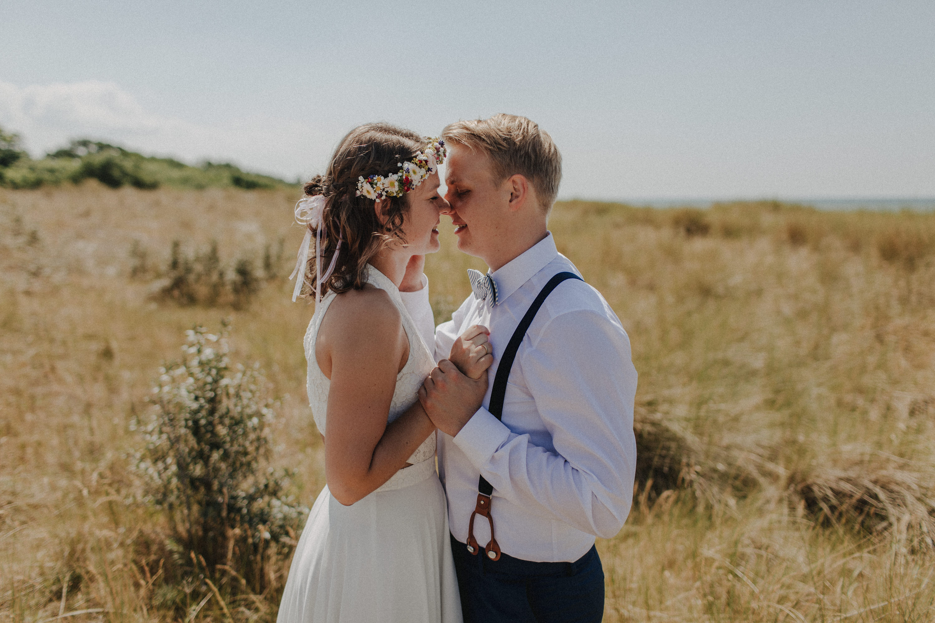 Strandhochzeit an der Ostsee. Es handelt sich um ein Foto aus einer Hochzeitsreportage, das von den beiden Hochzeitsfotografen Tom und Lia Fotografie aus Potsdam aufgenommen wurde. Die Hochzeit fand in Ahrenshoop direkt am Strand statt.