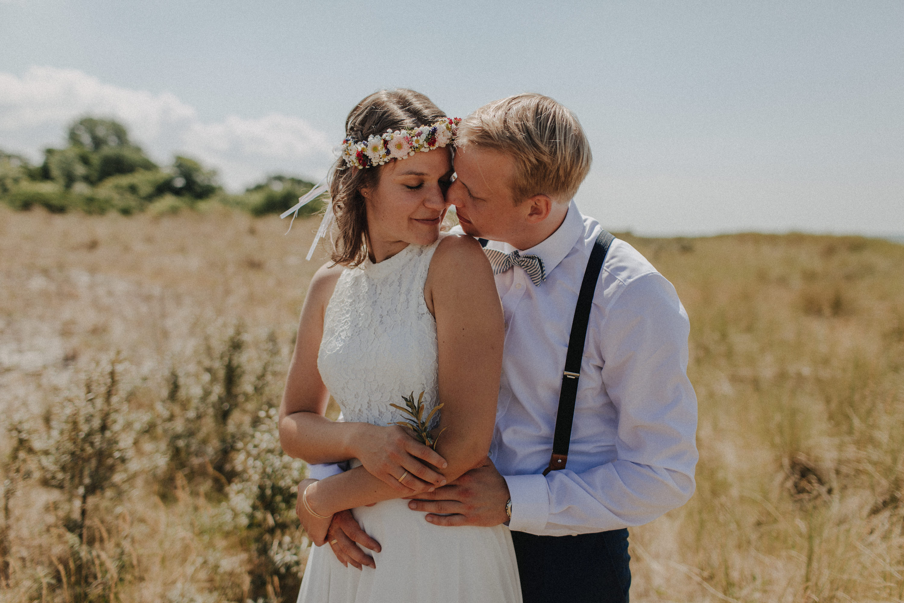 Strandhochzeit an der Ostsee. Es handelt sich um ein Foto aus einer Hochzeitsreportage, das von den beiden Hochzeitsfotografen Tom und Lia Fotografie aus Potsdam aufgenommen wurde. Die Hochzeit fand in Ahrenshoop direkt am Strand statt.