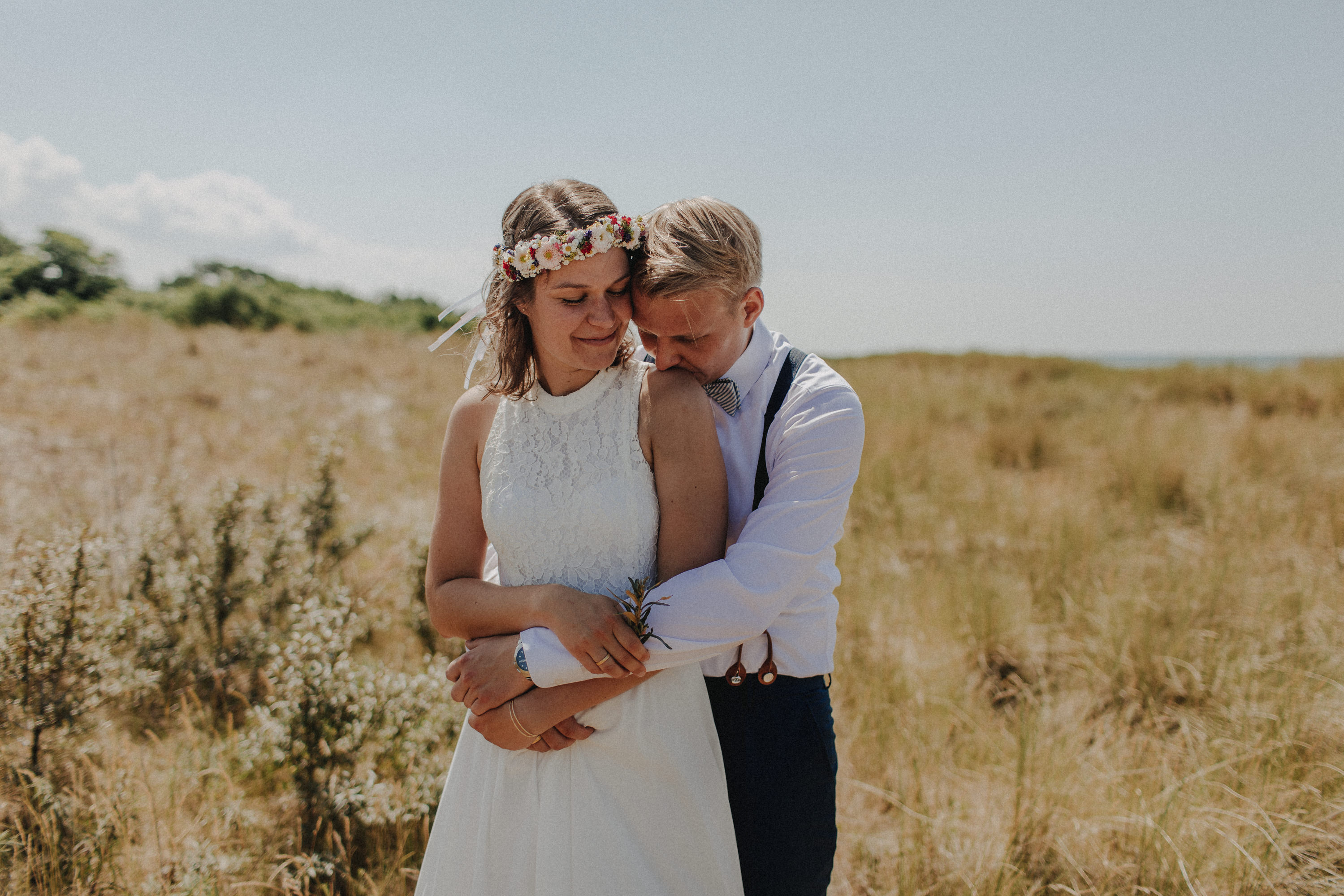 Strandhochzeit an der Ostsee. Es handelt sich um ein Foto aus einer Hochzeitsreportage, das von den beiden Hochzeitsfotografen Tom und Lia Fotografie aus Potsdam aufgenommen wurde. Die Hochzeit fand in Ahrenshoop direkt am Strand statt.