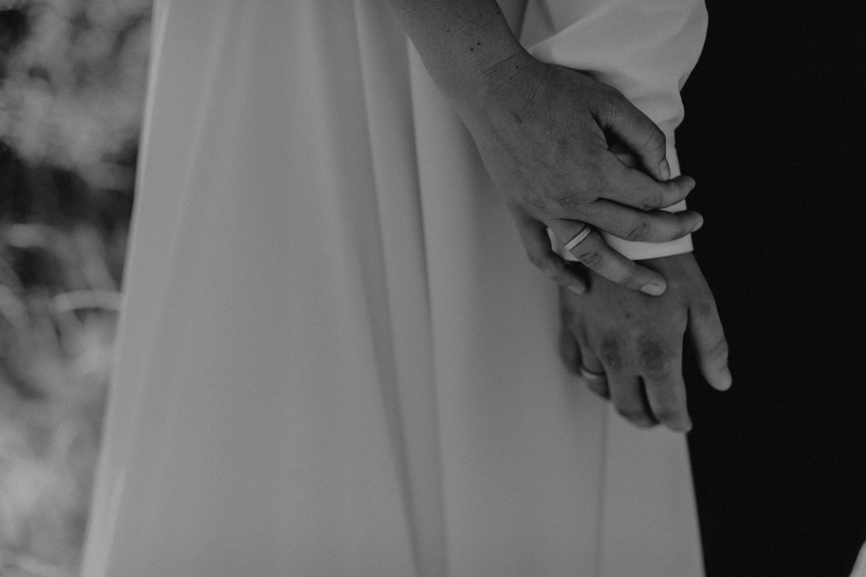 Strandhochzeit an der Ostsee. Es handelt sich um ein Foto aus einer Hochzeitsreportage, das von den beiden Hochzeitsfotografen Tom und Lia Fotografie aus Potsdam aufgenommen wurde. Die Hochzeit fand in Ahrenshoop direkt am Strand statt.