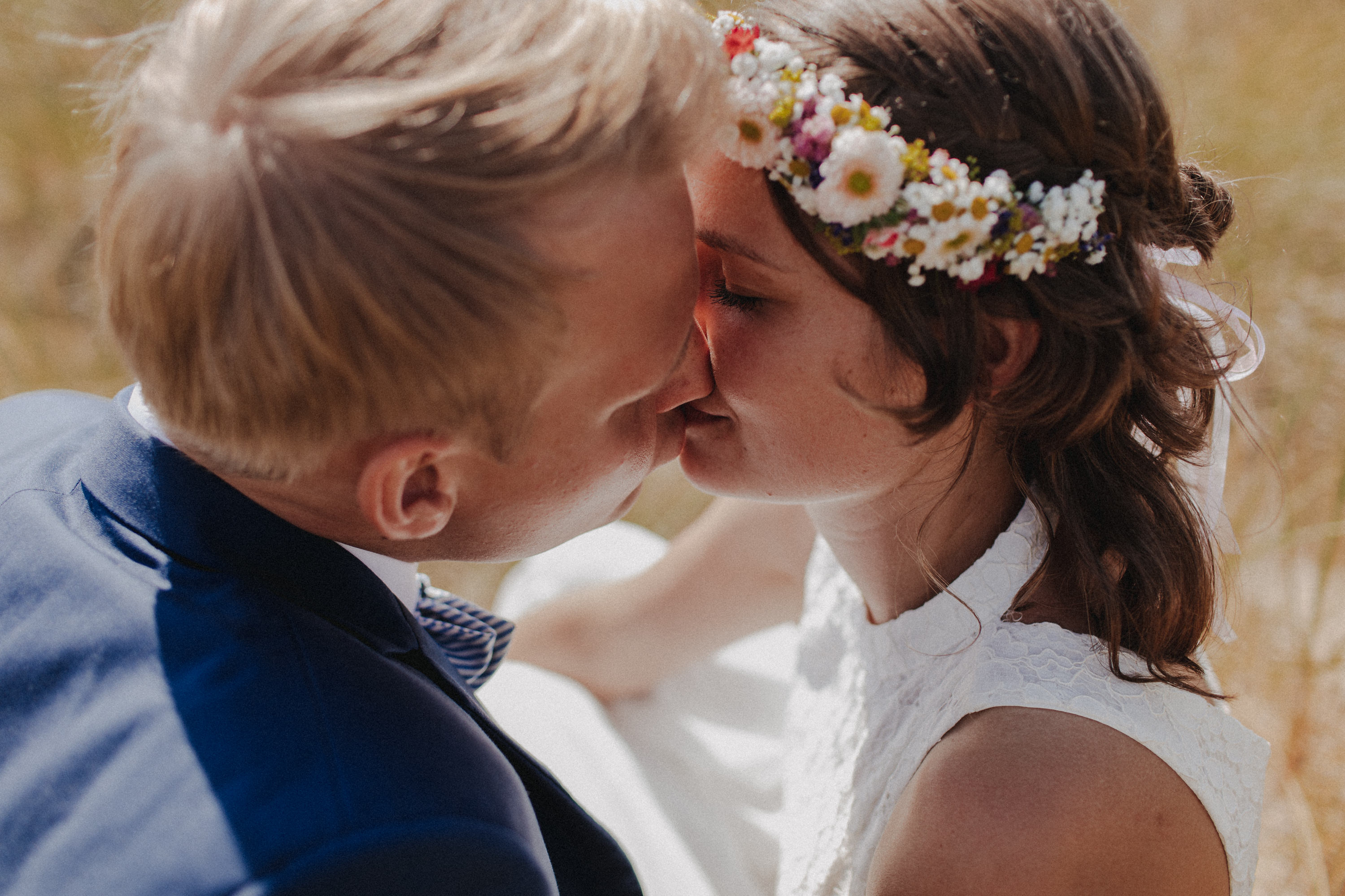 Strandhochzeit an der Ostsee. Es handelt sich um ein Foto aus einer Hochzeitsreportage, das von den beiden Hochzeitsfotografen Tom und Lia Fotografie aus Potsdam aufgenommen wurde. Die Hochzeit fand in Ahrenshoop direkt am Strand statt.