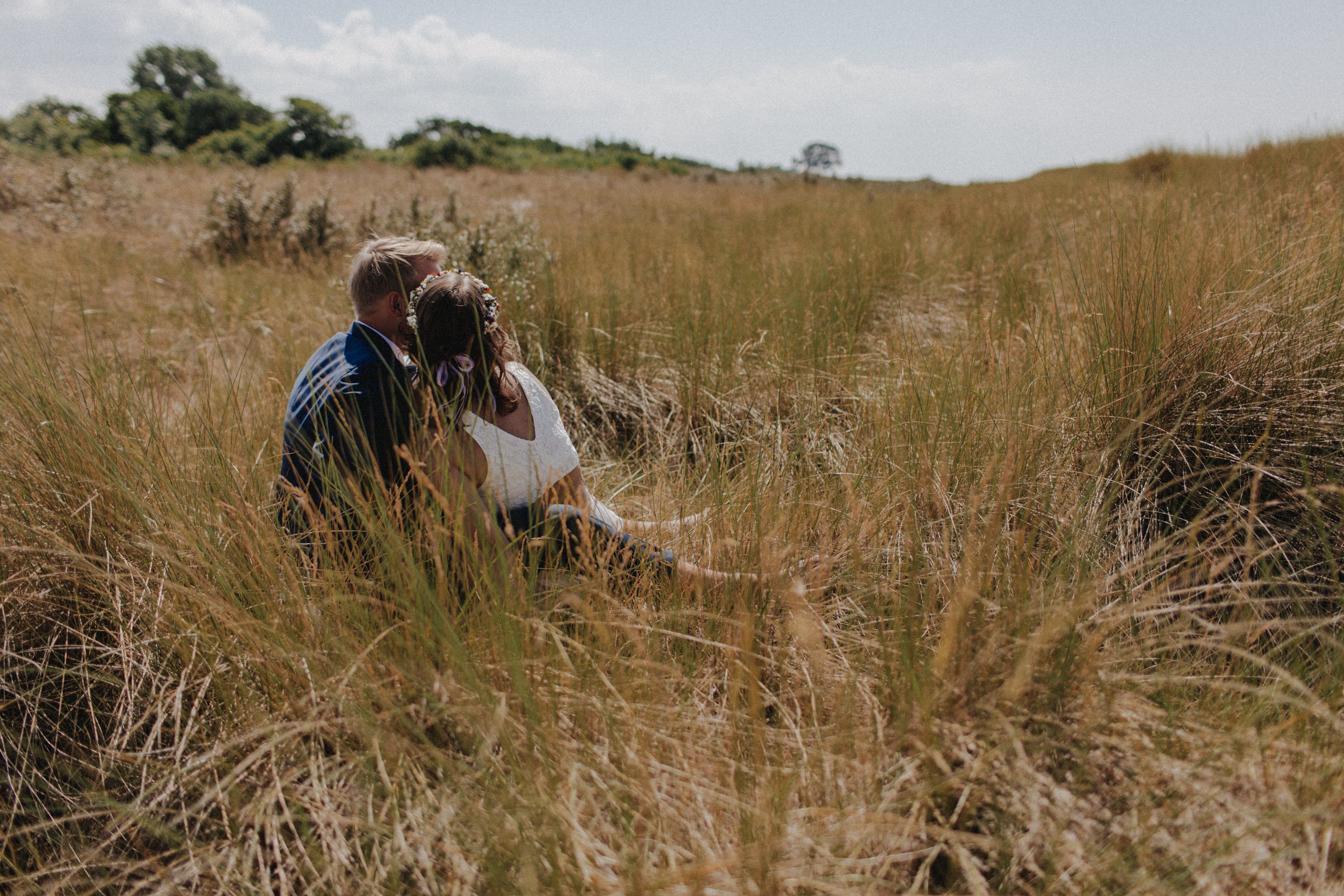 Strandhochzeit an der Ostsee. Es handelt sich um ein Foto aus einer Hochzeitsreportage, das von den beiden Hochzeitsfotografen Tom und Lia Fotografie aus Potsdam aufgenommen wurde. Die Hochzeit fand in Ahrenshoop direkt am Strand statt.