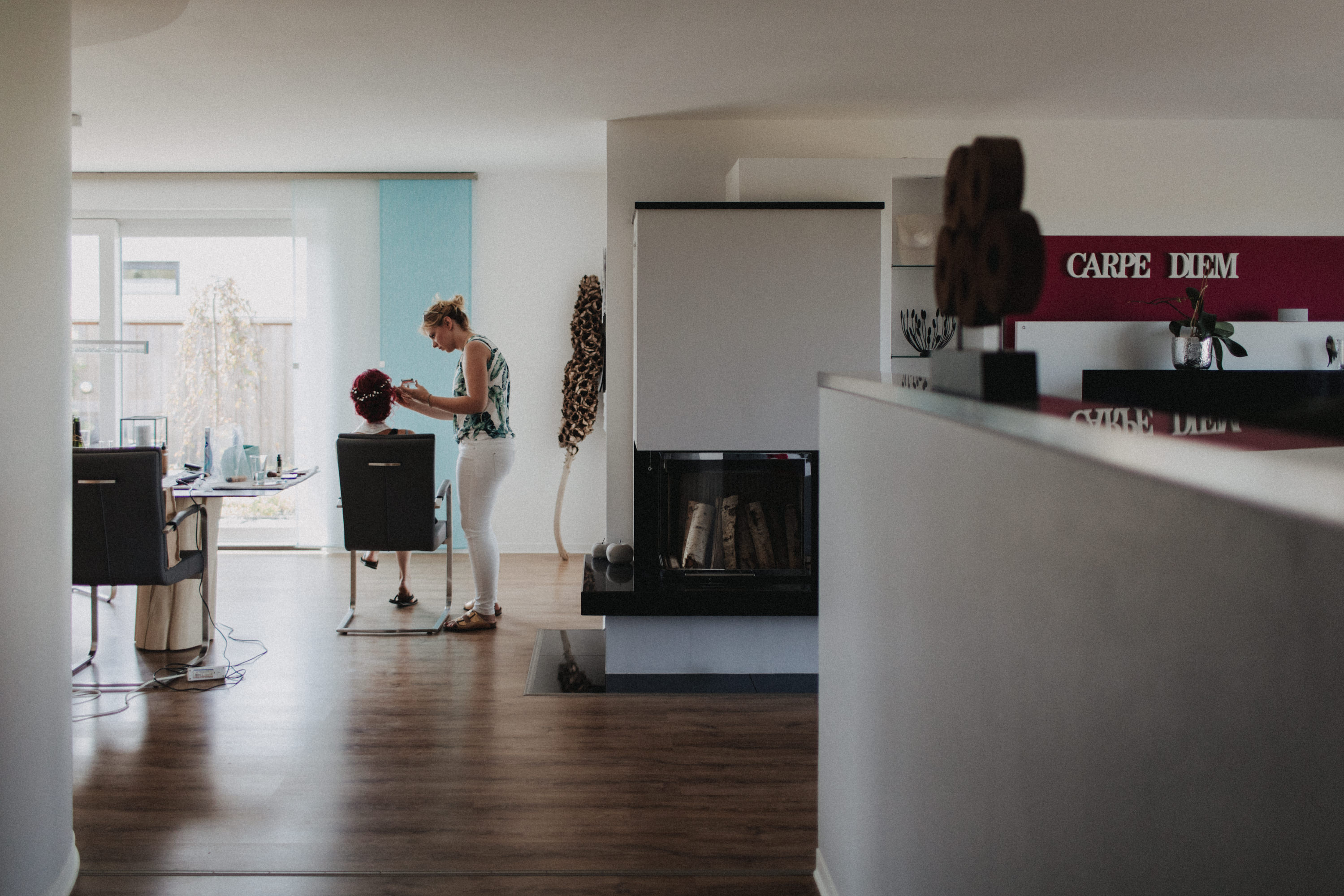 Dieses Foto ist Teil einer Hochzeitsreportage aus dem Juni 2018. Geheiratet haben zwei Frauen, die bei einer freien Trauung bei Sonnenschein getraut wurden. Fotografiert wurde diese Hochzeitsreportage von den Hochzeitsfotografen Tom und Lia aus Potsdam.