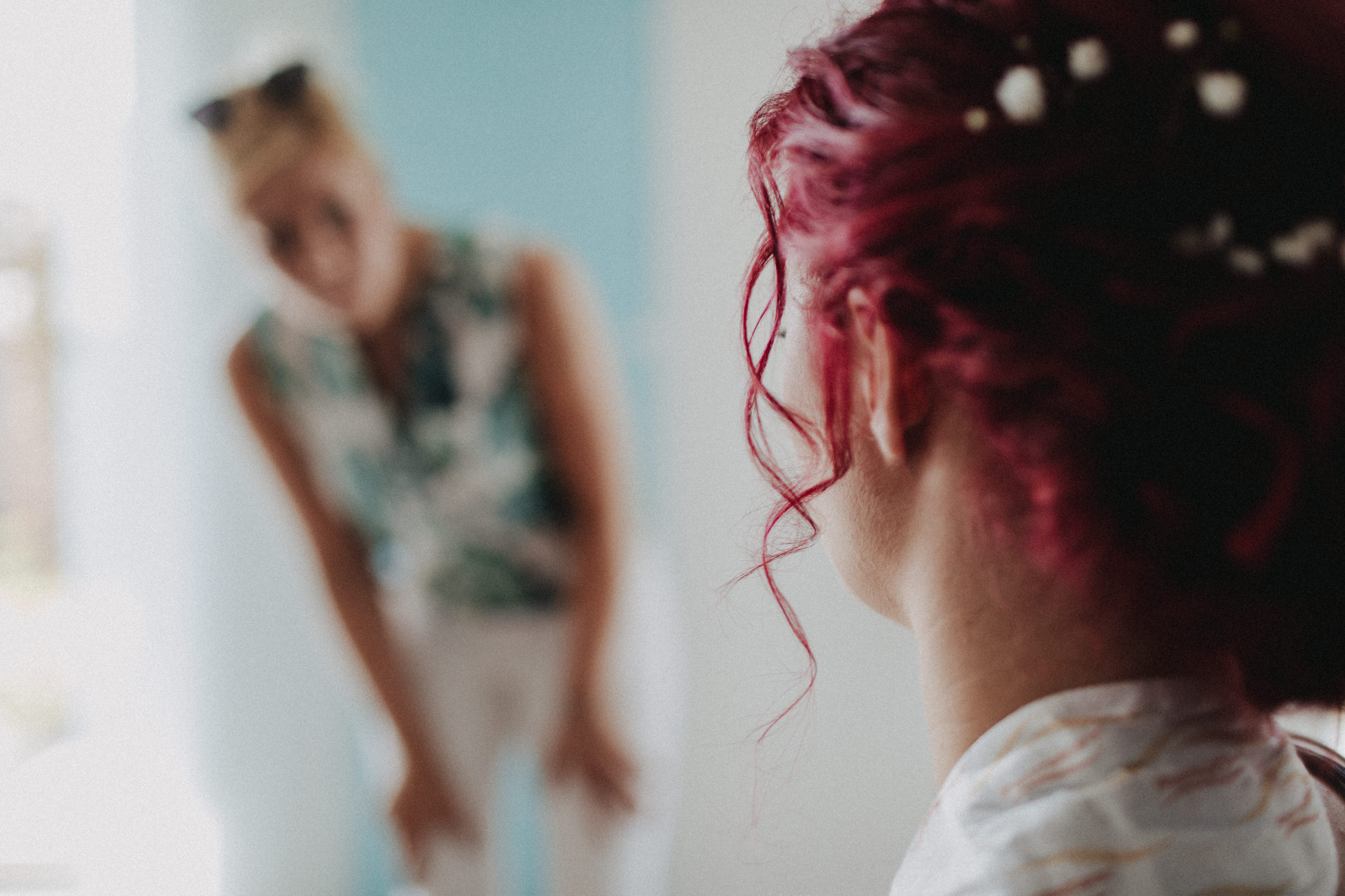 Dieses Foto ist Teil einer Hochzeitsreportage aus dem Juni 2018. Geheiratet haben zwei Frauen, die bei einer freien Trauung bei Sonnenschein getraut wurden. Fotografiert wurde diese Hochzeitsreportage von den Hochzeitsfotografen Tom und Lia aus Potsdam.