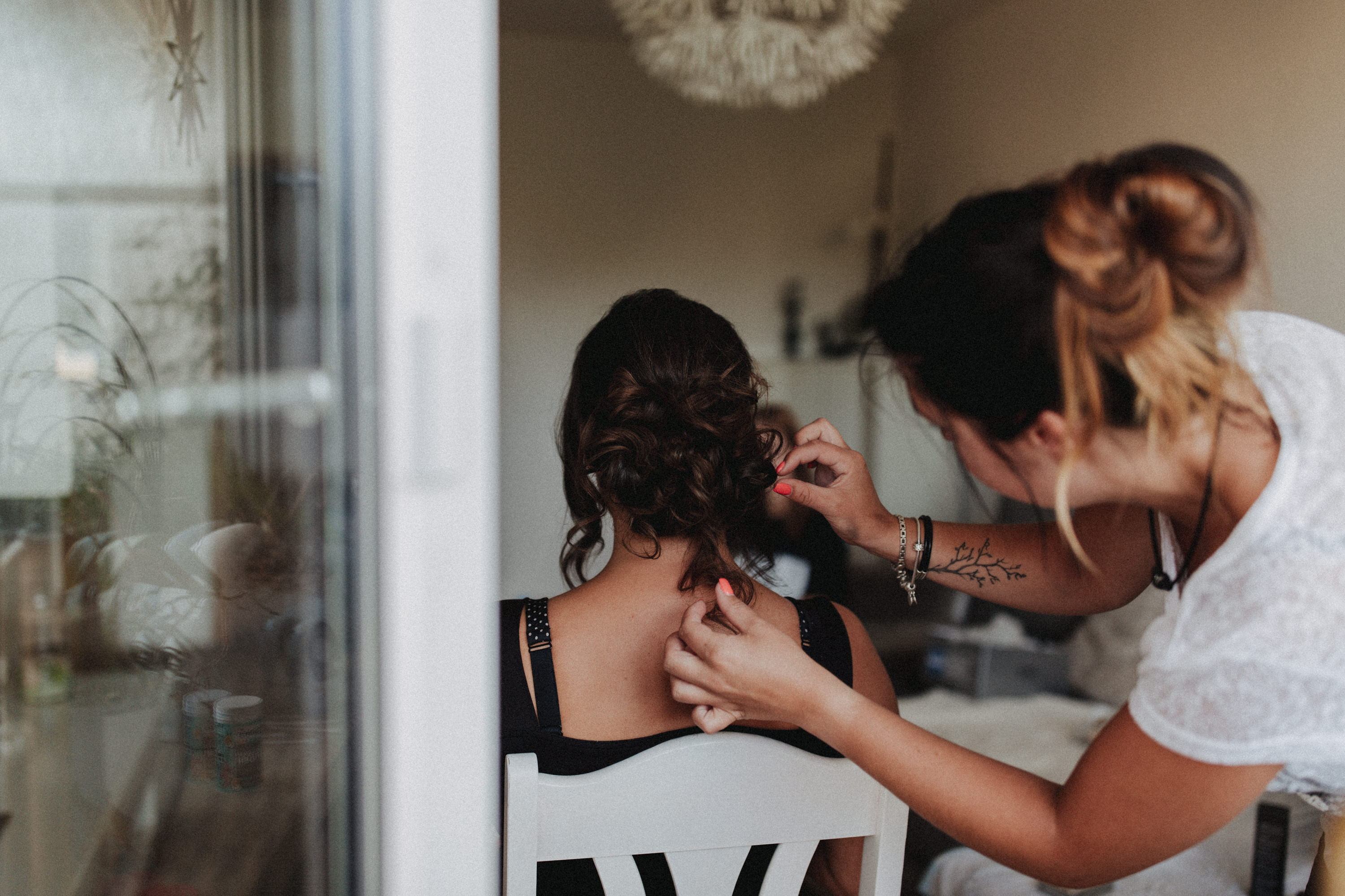 Dieses Foto ist Teil einer Hochzeitsreportage aus dem Juni 2018. Geheiratet haben zwei Frauen, die bei einer freien Trauung bei Sonnenschein getraut wurden. Fotografiert wurde diese Hochzeitsreportage von den Hochzeitsfotografen Tom und Lia aus Potsdam.