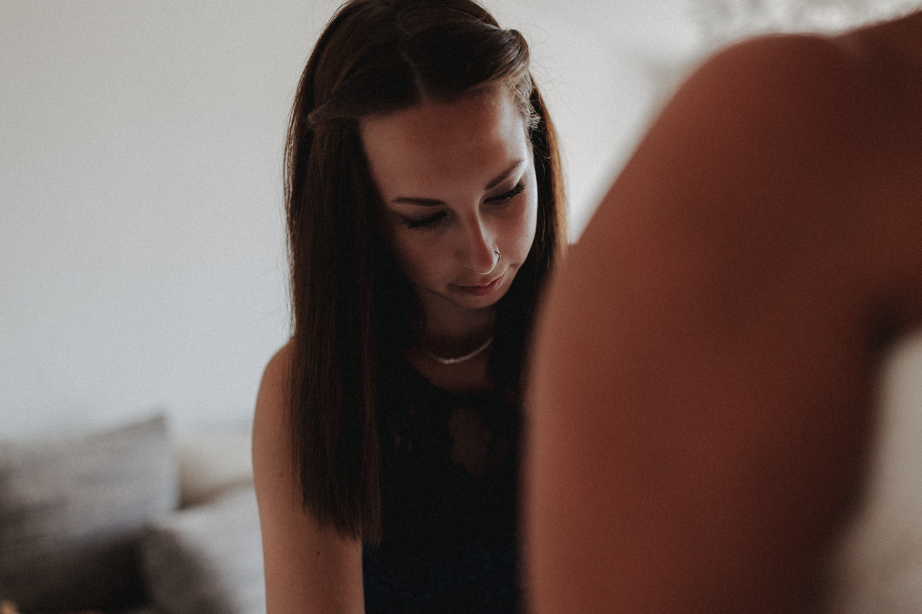 Dieses Foto ist Teil einer Hochzeitsreportage aus dem Juni 2018. Geheiratet haben zwei Frauen, die bei einer freien Trauung bei Sonnenschein getraut wurden. Fotografiert wurde diese Hochzeitsreportage von den Hochzeitsfotografen Tom und Lia aus Potsdam.