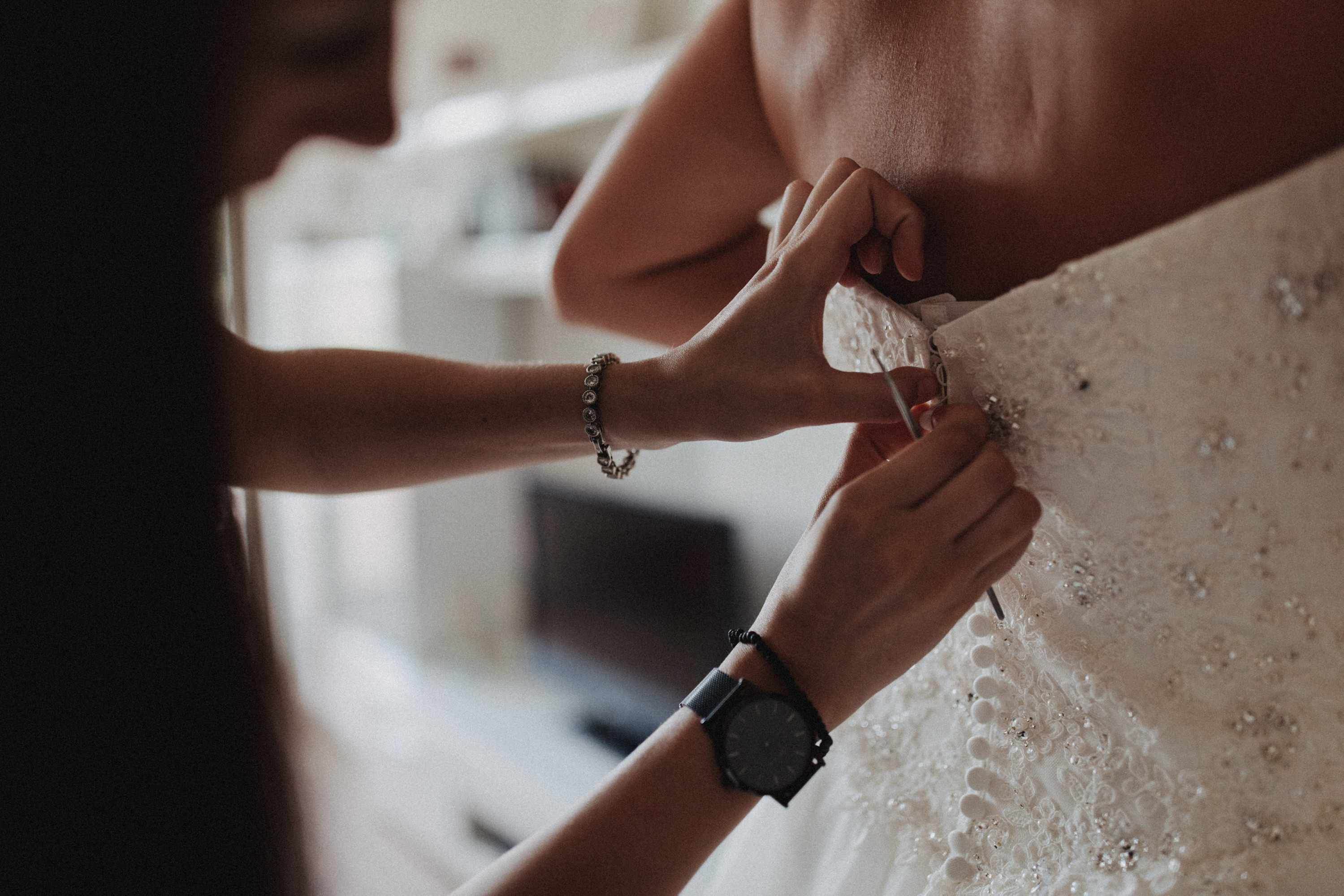 Dieses Foto ist Teil einer Hochzeitsreportage aus dem Juni 2018. Geheiratet haben zwei Frauen, die bei einer freien Trauung bei Sonnenschein getraut wurden. Fotografiert wurde diese Hochzeitsreportage von den Hochzeitsfotografen Tom und Lia aus Potsdam.