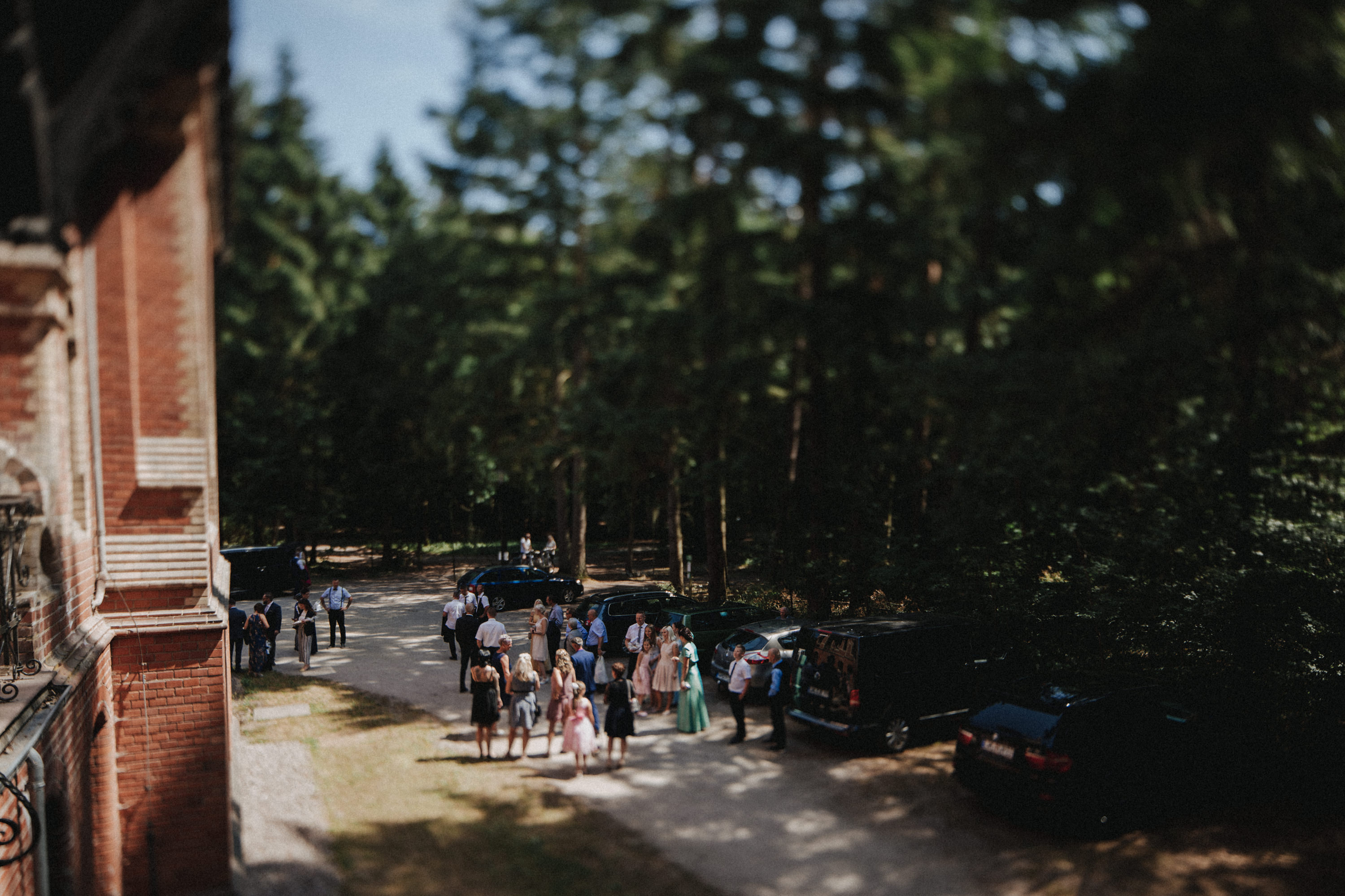 Dieses Foto ist Teil einer Hochzeitsreportage aus dem Juni 2018. Geheiratet haben zwei Frauen, die bei einer freien Trauung bei Sonnenschein getraut wurden. Fotografiert wurde diese Hochzeitsreportage von den Hochzeitsfotografen Tom und Lia aus Potsdam.