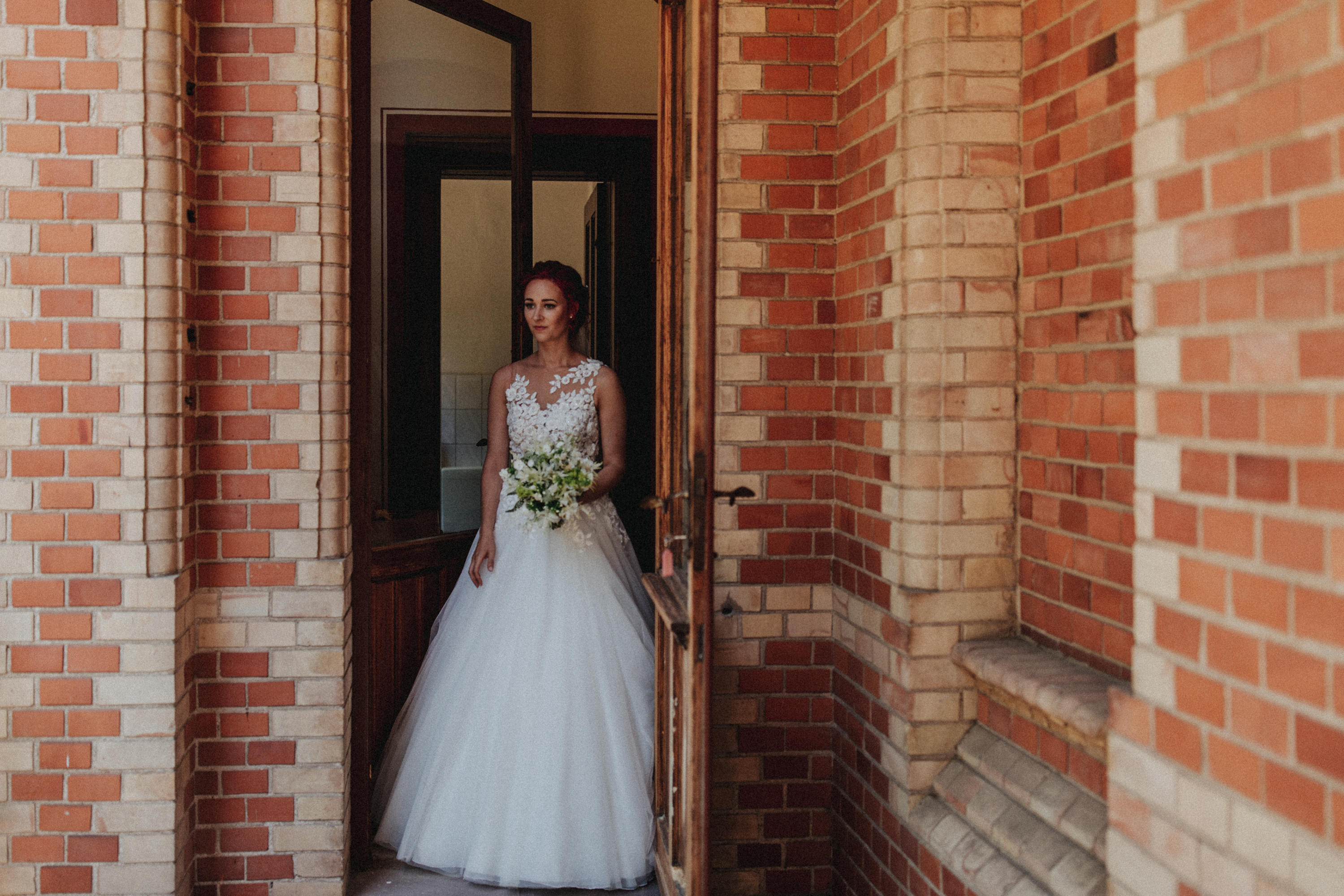 Dieses Foto ist Teil einer Hochzeitsreportage aus dem Juni 2018. Geheiratet haben zwei Frauen, die bei einer freien Trauung bei Sonnenschein getraut wurden. Fotografiert wurde diese Hochzeitsreportage von den Hochzeitsfotografen Tom und Lia aus Potsdam.