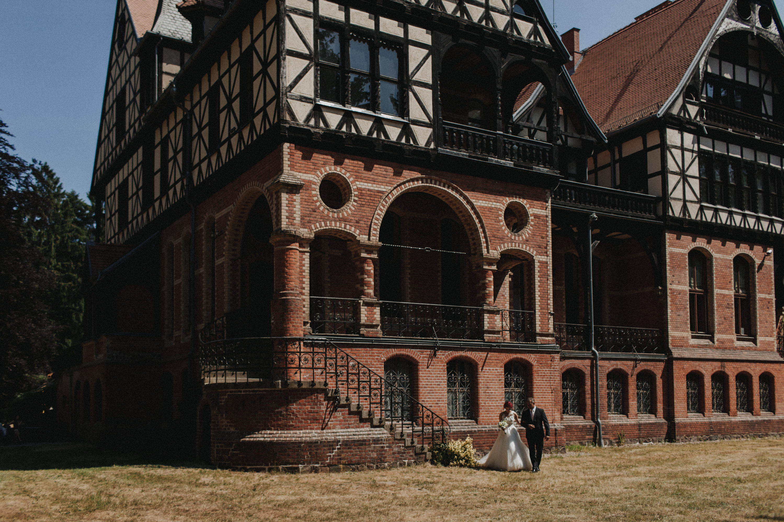 Dieses Foto ist Teil einer Hochzeitsreportage aus dem Juni 2018. Geheiratet haben zwei Frauen, die bei einer freien Trauung bei Sonnenschein getraut wurden. Fotografiert wurde diese Hochzeitsreportage von den Hochzeitsfotografen Tom und Lia aus Potsdam.