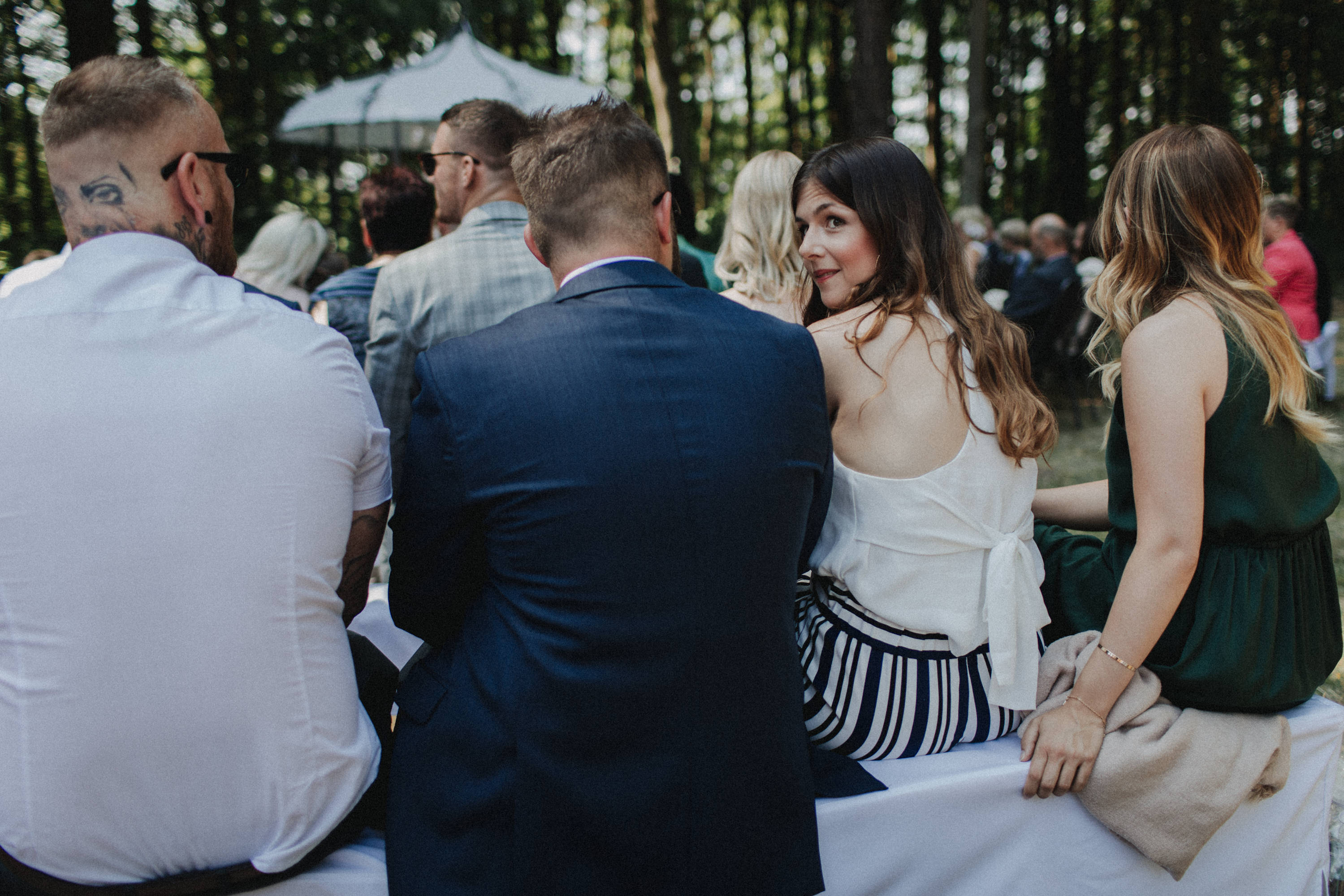 Dieses Foto ist Teil einer Hochzeitsreportage aus dem Juni 2018. Geheiratet haben zwei Frauen, die bei einer freien Trauung bei Sonnenschein getraut wurden. Fotografiert wurde diese Hochzeitsreportage von den Hochzeitsfotografen Tom und Lia aus Potsdam.