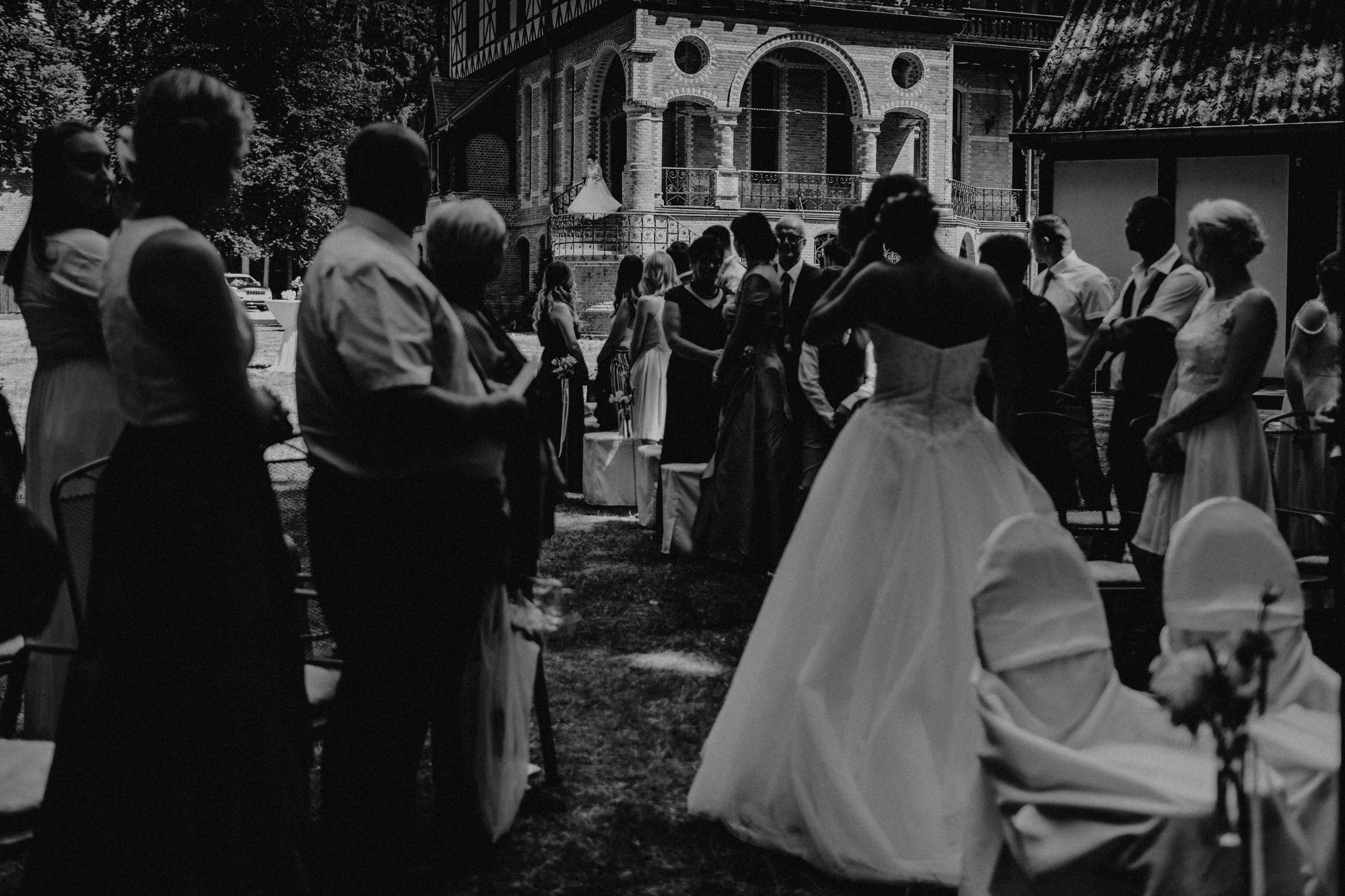 Dieses Foto ist Teil einer Hochzeitsreportage aus dem Juni 2018. Geheiratet haben zwei Frauen, die bei einer freien Trauung bei Sonnenschein getraut wurden. Fotografiert wurde diese Hochzeitsreportage von den Hochzeitsfotografen Tom und Lia aus Potsdam.