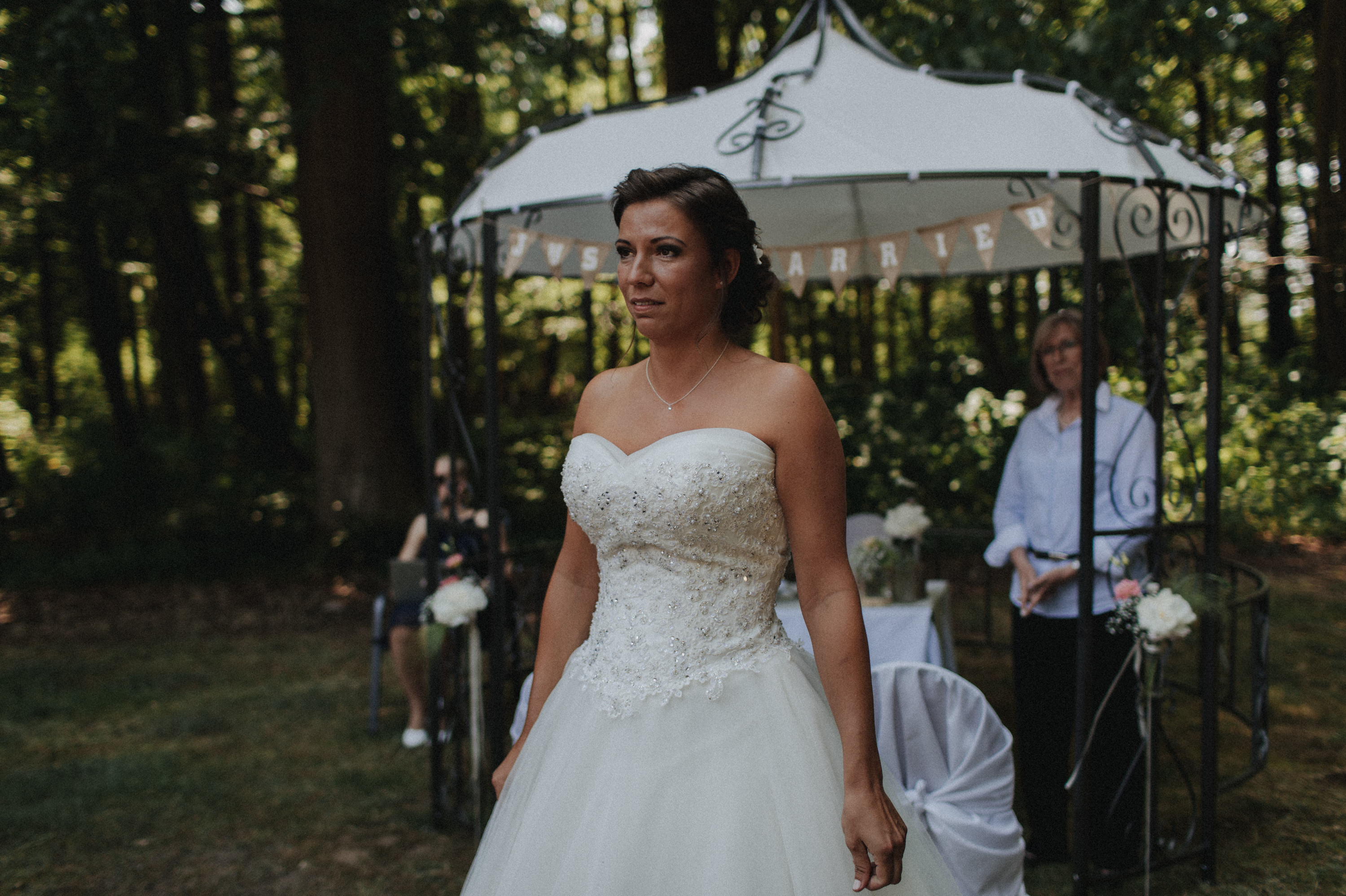 Dieses Foto ist Teil einer Hochzeitsreportage aus dem Juni 2018. Geheiratet haben zwei Frauen, die bei einer freien Trauung bei Sonnenschein getraut wurden. Fotografiert wurde diese Hochzeitsreportage von den Hochzeitsfotografen Tom und Lia aus Potsdam.