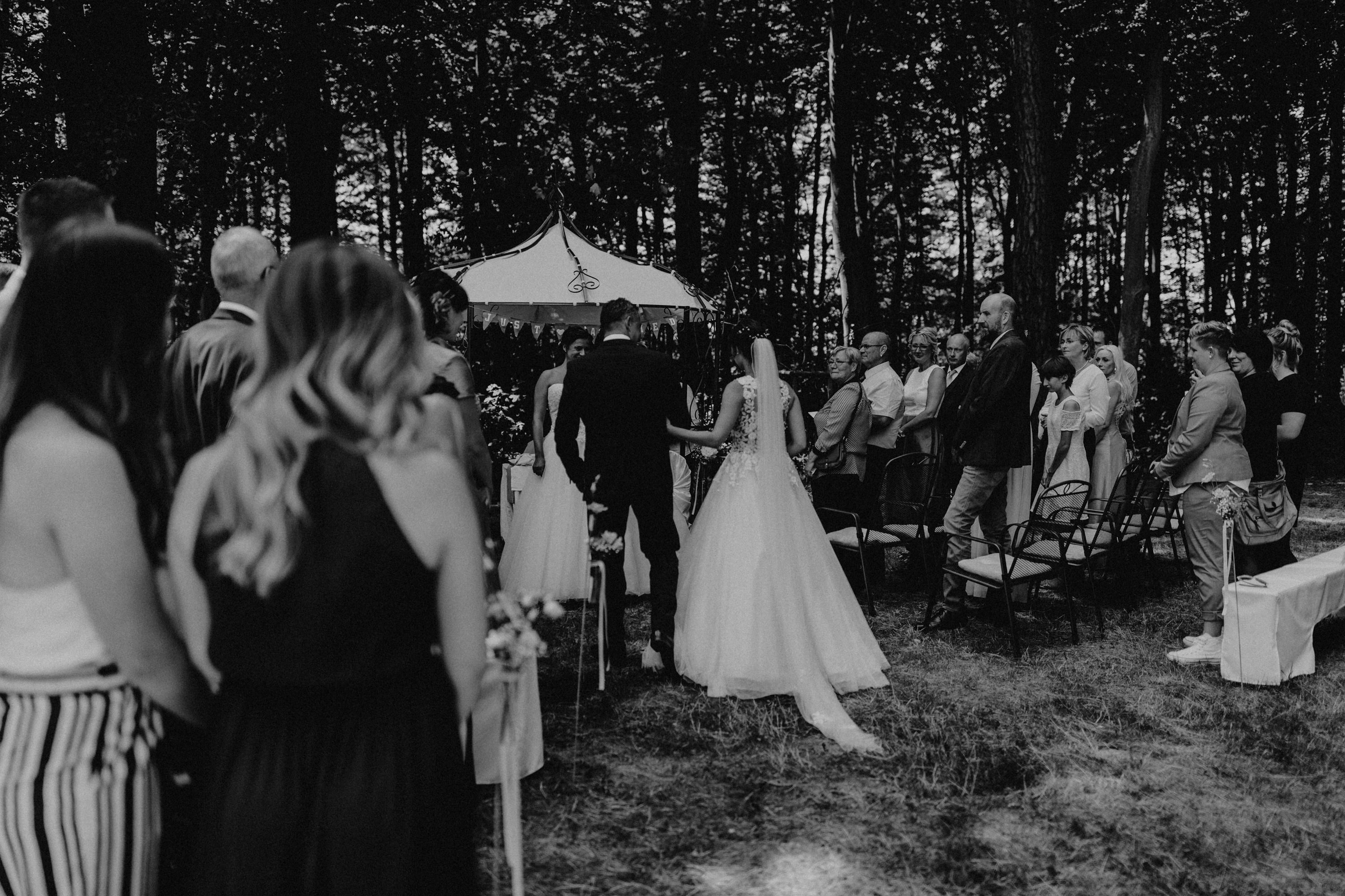 Dieses Foto ist Teil einer Hochzeitsreportage aus dem Juni 2018. Geheiratet haben zwei Frauen, die bei einer freien Trauung bei Sonnenschein getraut wurden. Fotografiert wurde diese Hochzeitsreportage von den Hochzeitsfotografen Tom und Lia aus Potsdam.