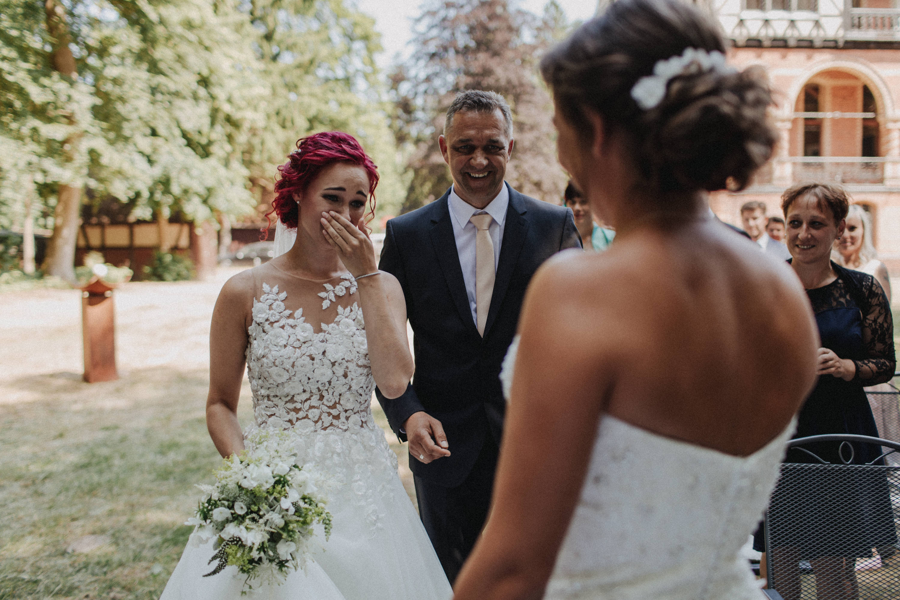 Dieses Foto ist Teil einer Hochzeitsreportage aus dem Juni 2018. Geheiratet haben zwei Frauen, die bei einer freien Trauung bei Sonnenschein getraut wurden. Fotografiert wurde diese Hochzeitsreportage von den Hochzeitsfotografen Tom und Lia aus Potsdam.