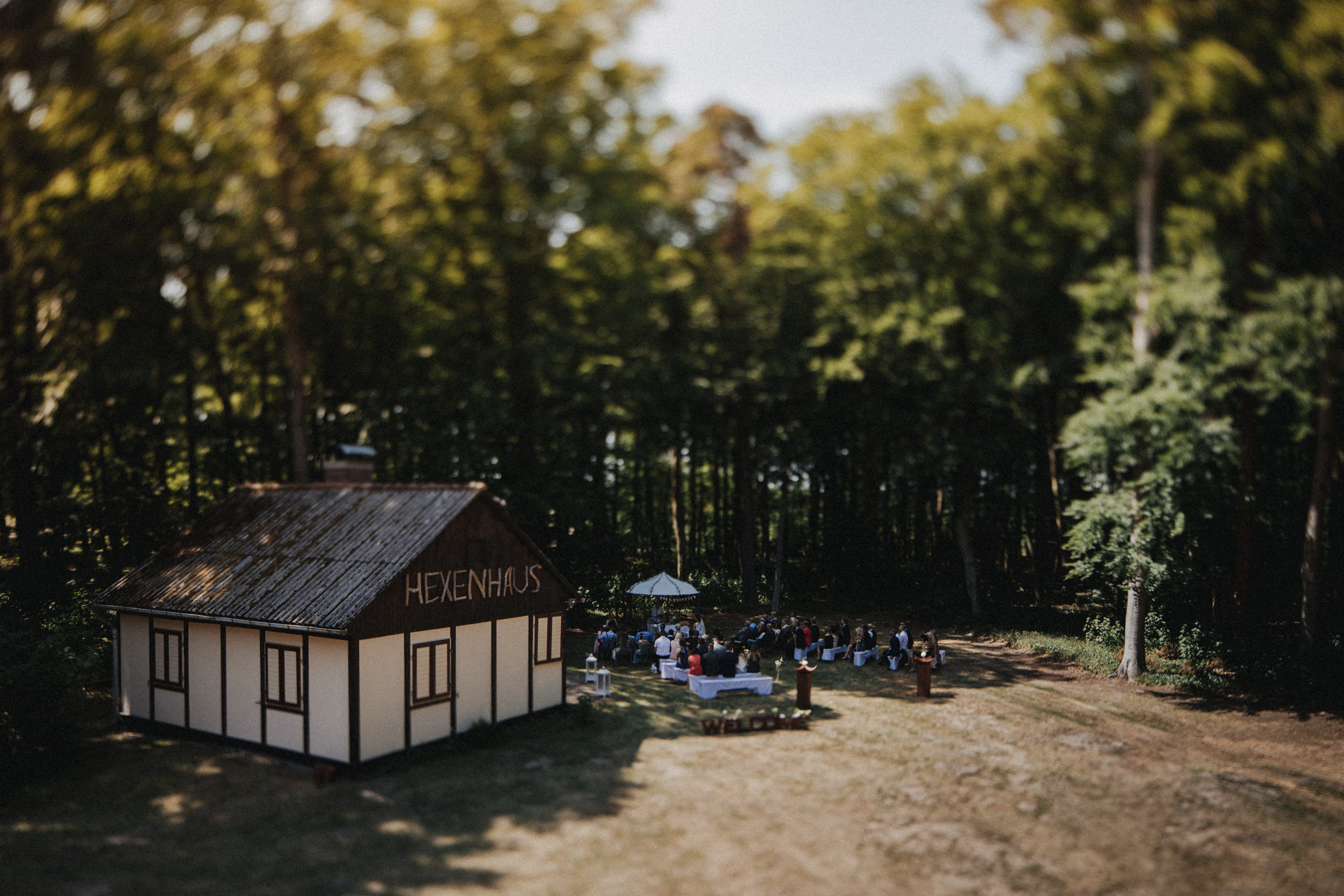 Dieses Foto ist Teil einer Hochzeitsreportage aus dem Juni 2018. Geheiratet haben zwei Frauen, die bei einer freien Trauung bei Sonnenschein getraut wurden. Fotografiert wurde diese Hochzeitsreportage von den Hochzeitsfotografen Tom und Lia aus Potsdam.