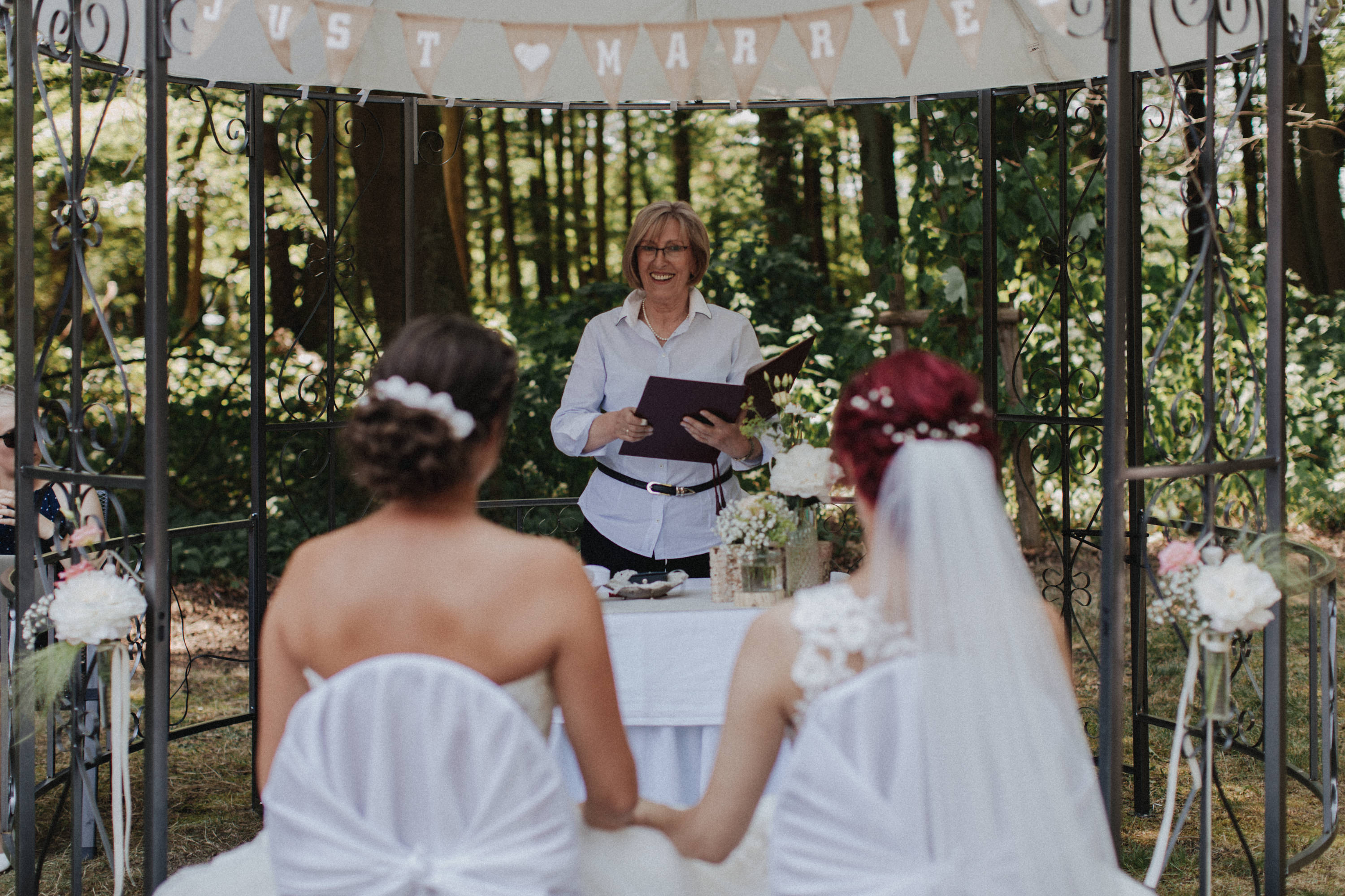 Dieses Foto ist Teil einer Hochzeitsreportage aus dem Juni 2018. Geheiratet haben zwei Frauen, die bei einer freien Trauung bei Sonnenschein getraut wurden. Fotografiert wurde diese Hochzeitsreportage von den Hochzeitsfotografen Tom und Lia aus Potsdam.