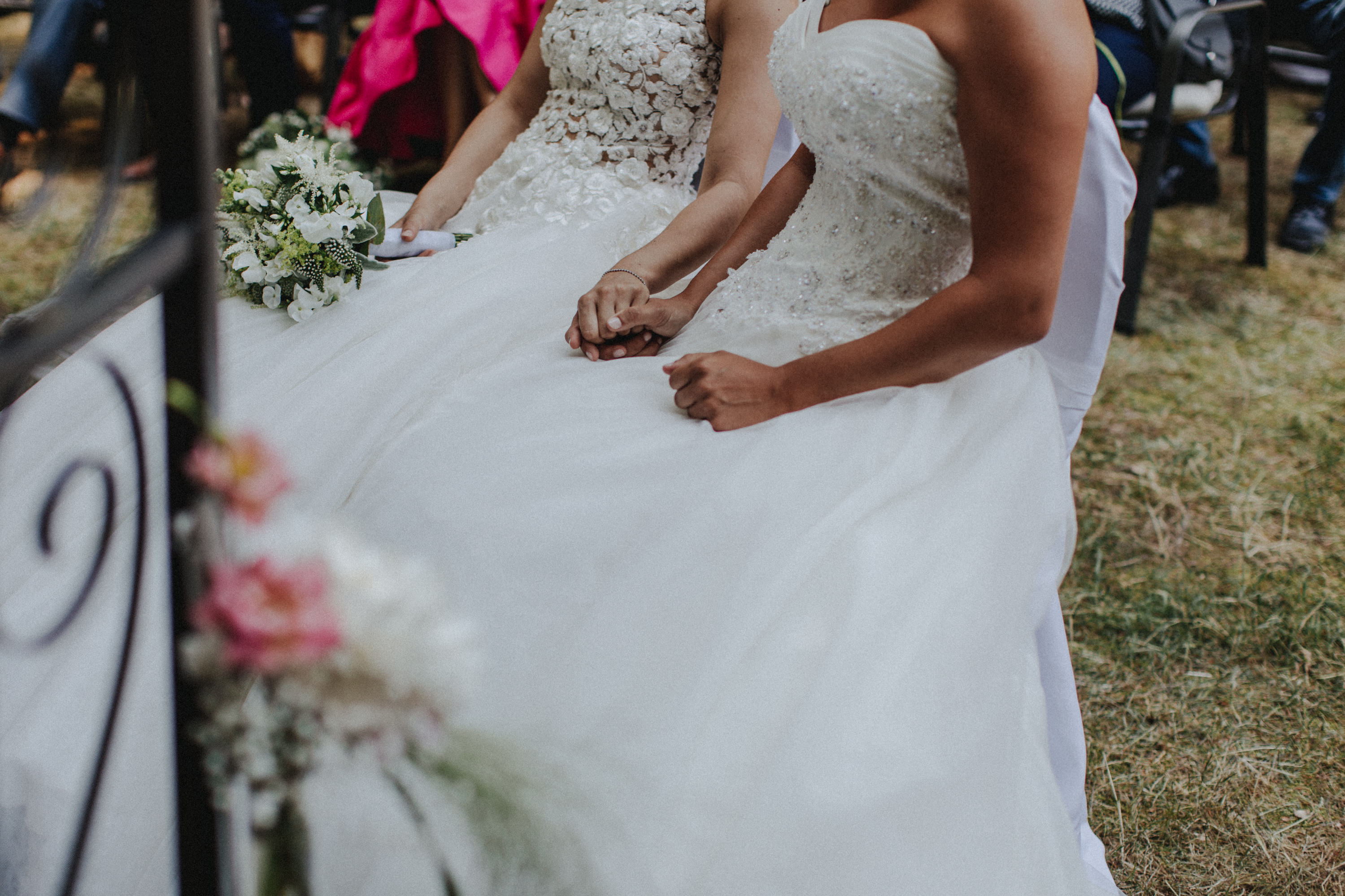 Dieses Foto ist Teil einer Hochzeitsreportage aus dem Juni 2018. Geheiratet haben zwei Frauen, die bei einer freien Trauung bei Sonnenschein getraut wurden. Fotografiert wurde diese Hochzeitsreportage von den Hochzeitsfotografen Tom und Lia aus Potsdam.