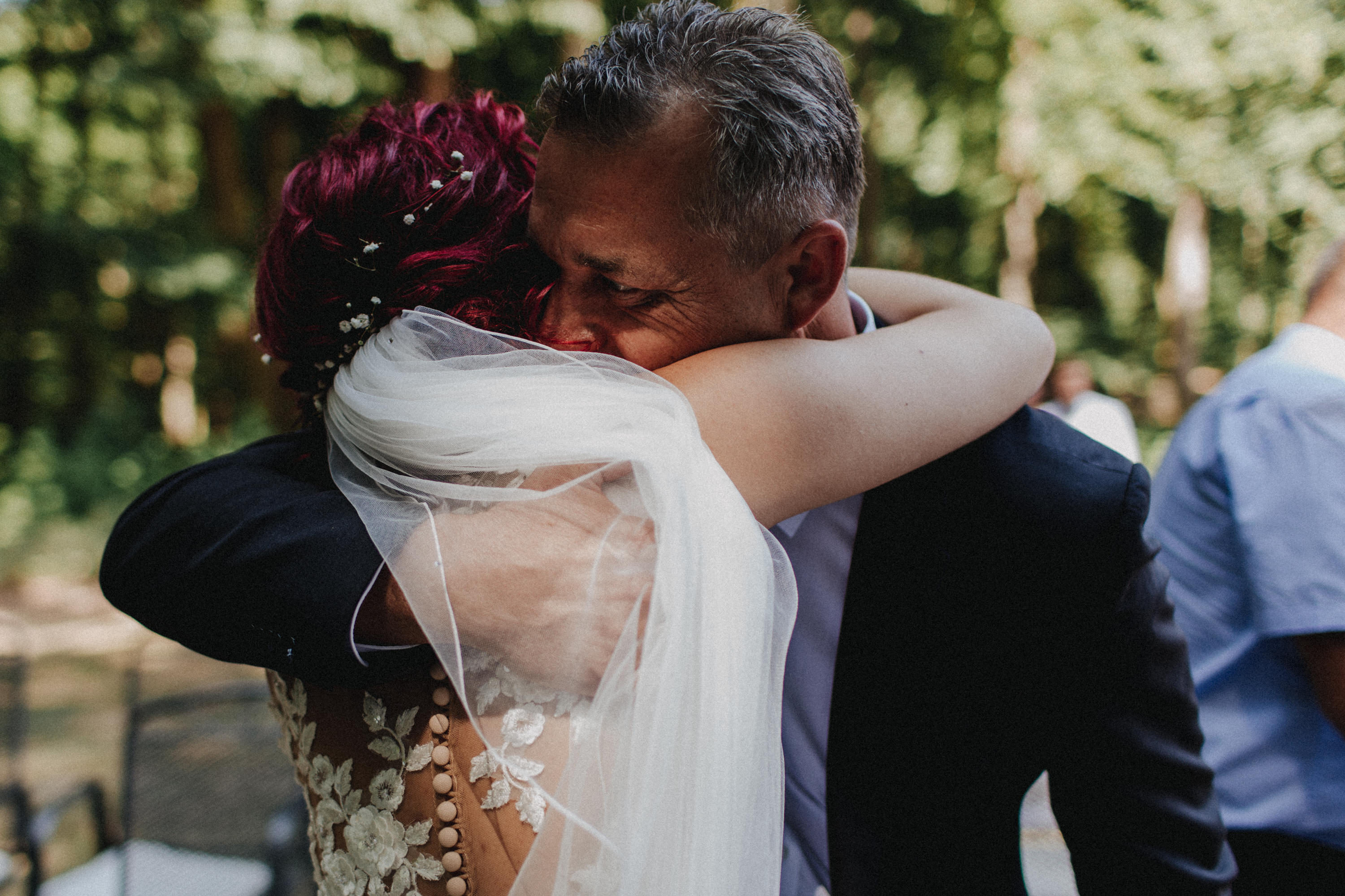 Dieses Foto ist Teil einer Hochzeitsreportage aus dem Juni 2018. Geheiratet haben zwei Frauen, die bei einer freien Trauung bei Sonnenschein getraut wurden. Fotografiert wurde diese Hochzeitsreportage von den Hochzeitsfotografen Tom und Lia aus Potsdam.