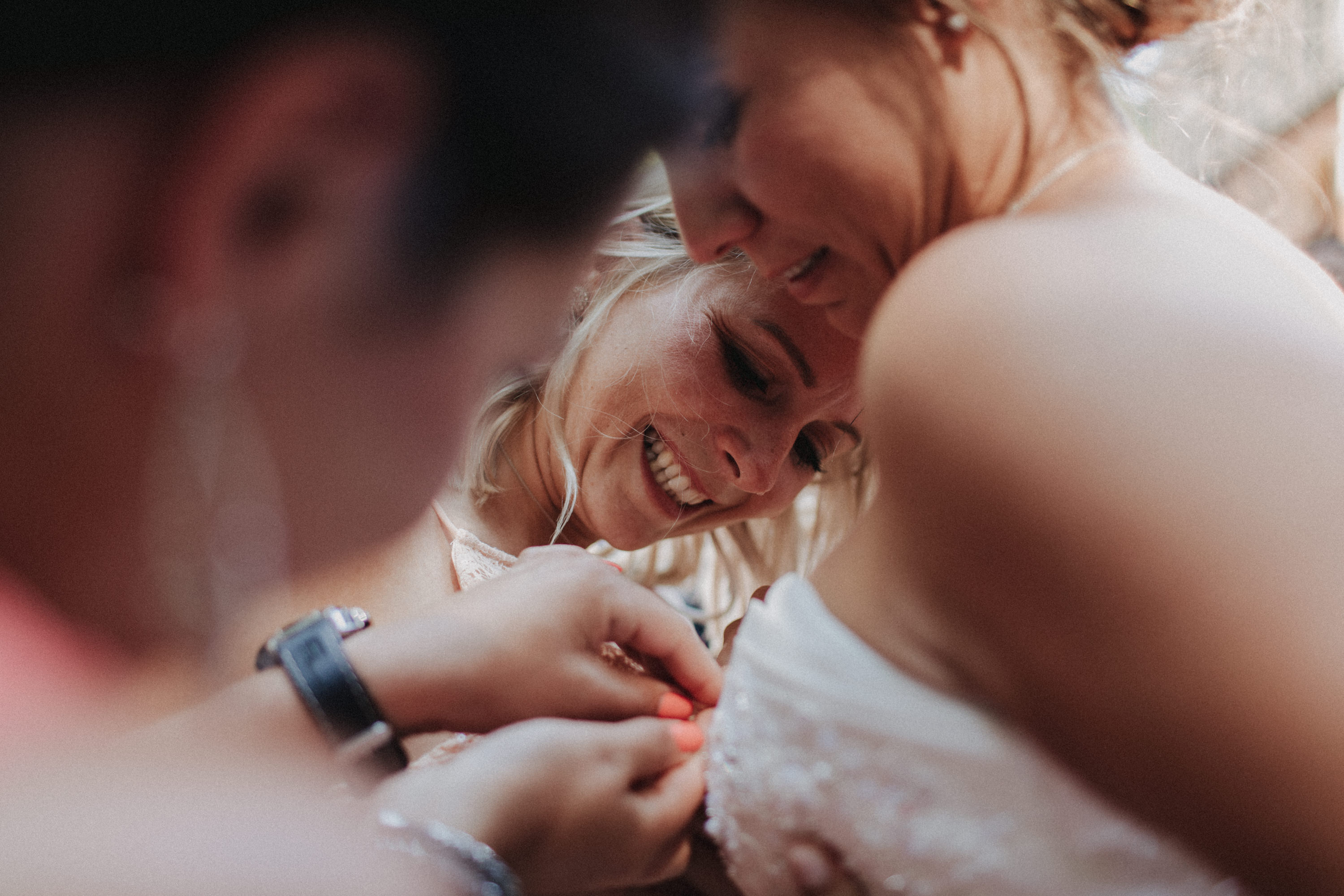 Dieses Foto ist Teil einer Hochzeitsreportage aus dem Juni 2018. Geheiratet haben zwei Frauen, die bei einer freien Trauung bei Sonnenschein getraut wurden. Fotografiert wurde diese Hochzeitsreportage von den Hochzeitsfotografen Tom und Lia aus Potsdam.