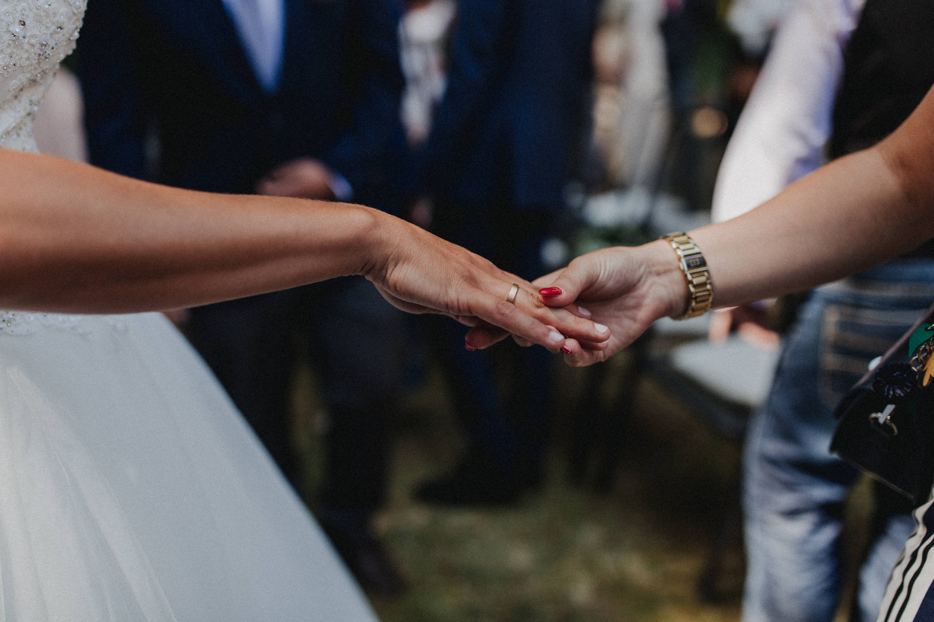 Dieses Foto ist Teil einer Hochzeitsreportage aus dem Juni 2018. Geheiratet haben zwei Frauen, die bei einer freien Trauung bei Sonnenschein getraut wurden. Fotografiert wurde diese Hochzeitsreportage von den Hochzeitsfotografen Tom und Lia aus Potsdam.