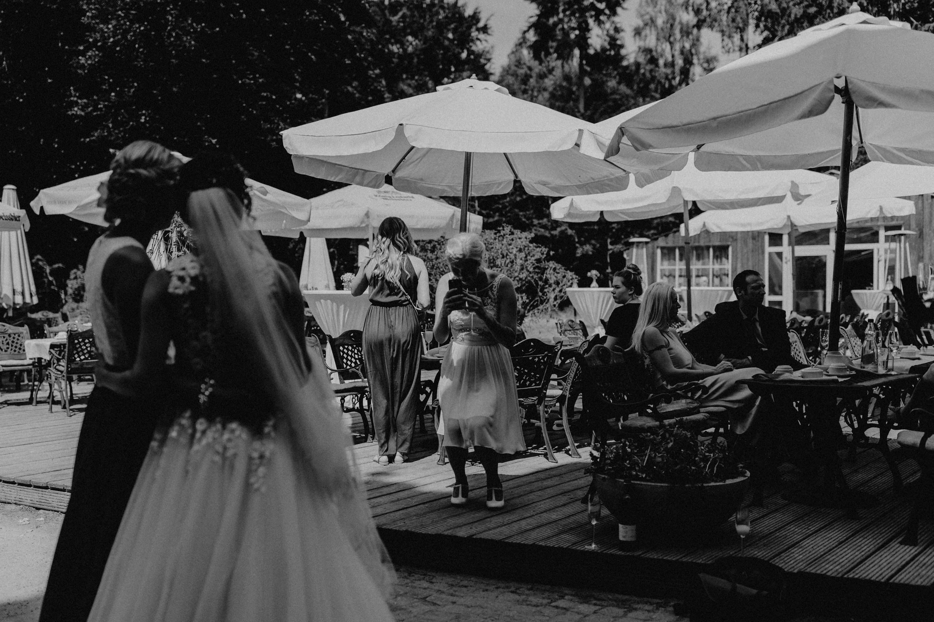 Dieses Foto ist Teil einer Hochzeitsreportage aus dem Juni 2018. Geheiratet haben zwei Frauen, die bei einer freien Trauung bei Sonnenschein getraut wurden. Fotografiert wurde diese Hochzeitsreportage von den Hochzeitsfotografen Tom und Lia aus Potsdam.