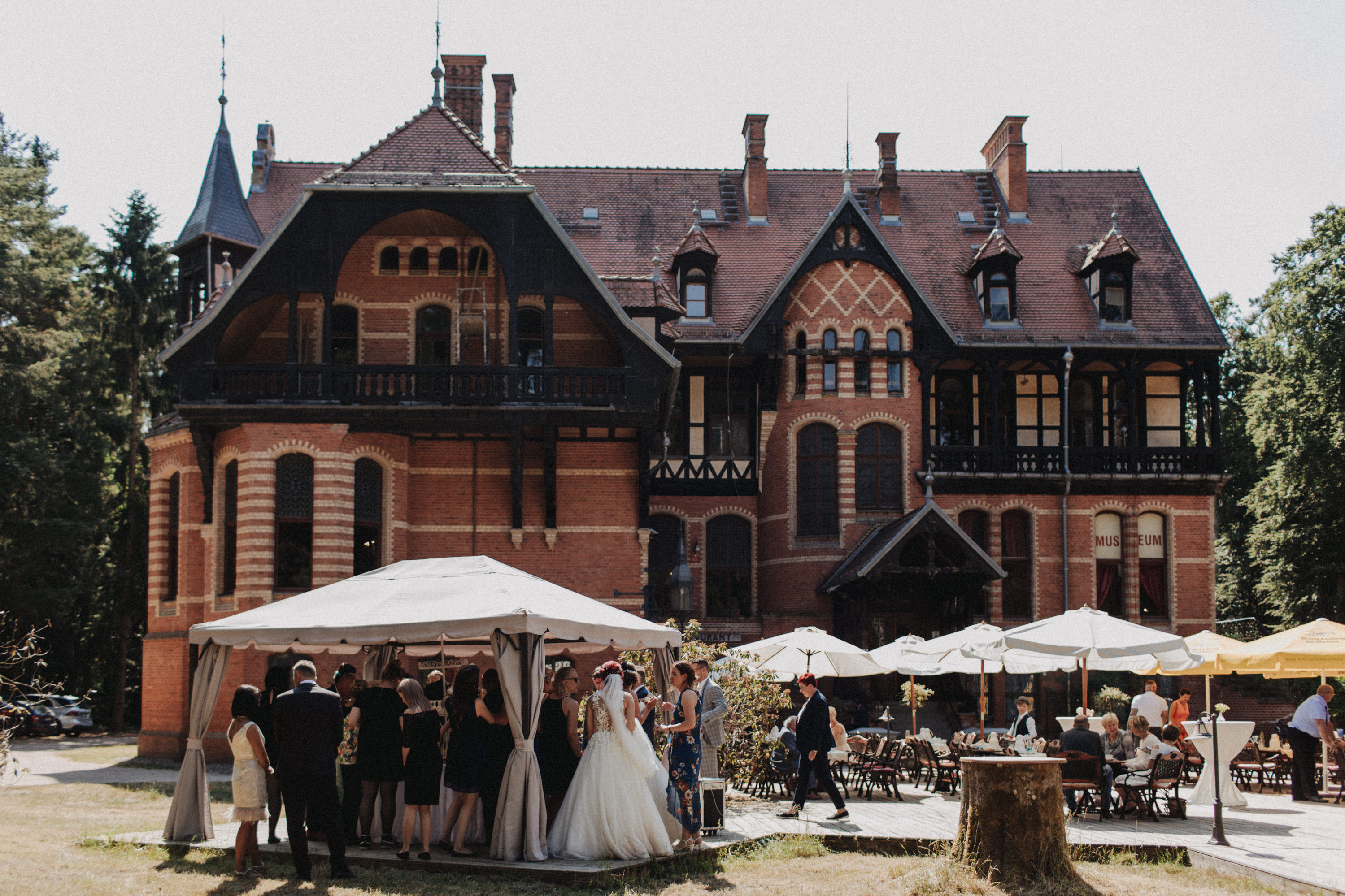 Dieses Foto ist Teil einer Hochzeitsreportage aus dem Juni 2018. Geheiratet haben zwei Frauen, die bei einer freien Trauung bei Sonnenschein getraut wurden. Fotografiert wurde diese Hochzeitsreportage von den Hochzeitsfotografen Tom und Lia aus Potsdam.