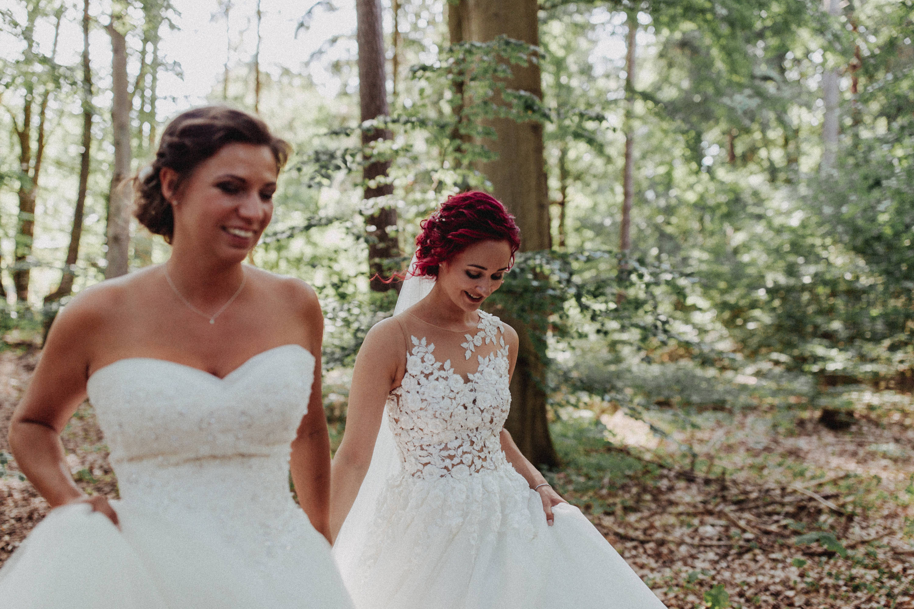 Dieses Foto ist Teil einer Hochzeitsreportage aus dem Juni 2018. Geheiratet haben zwei Frauen, die bei einer freien Trauung bei Sonnenschein getraut wurden. Fotografiert wurde diese Hochzeitsreportage von den Hochzeitsfotografen Tom und Lia aus Potsdam.