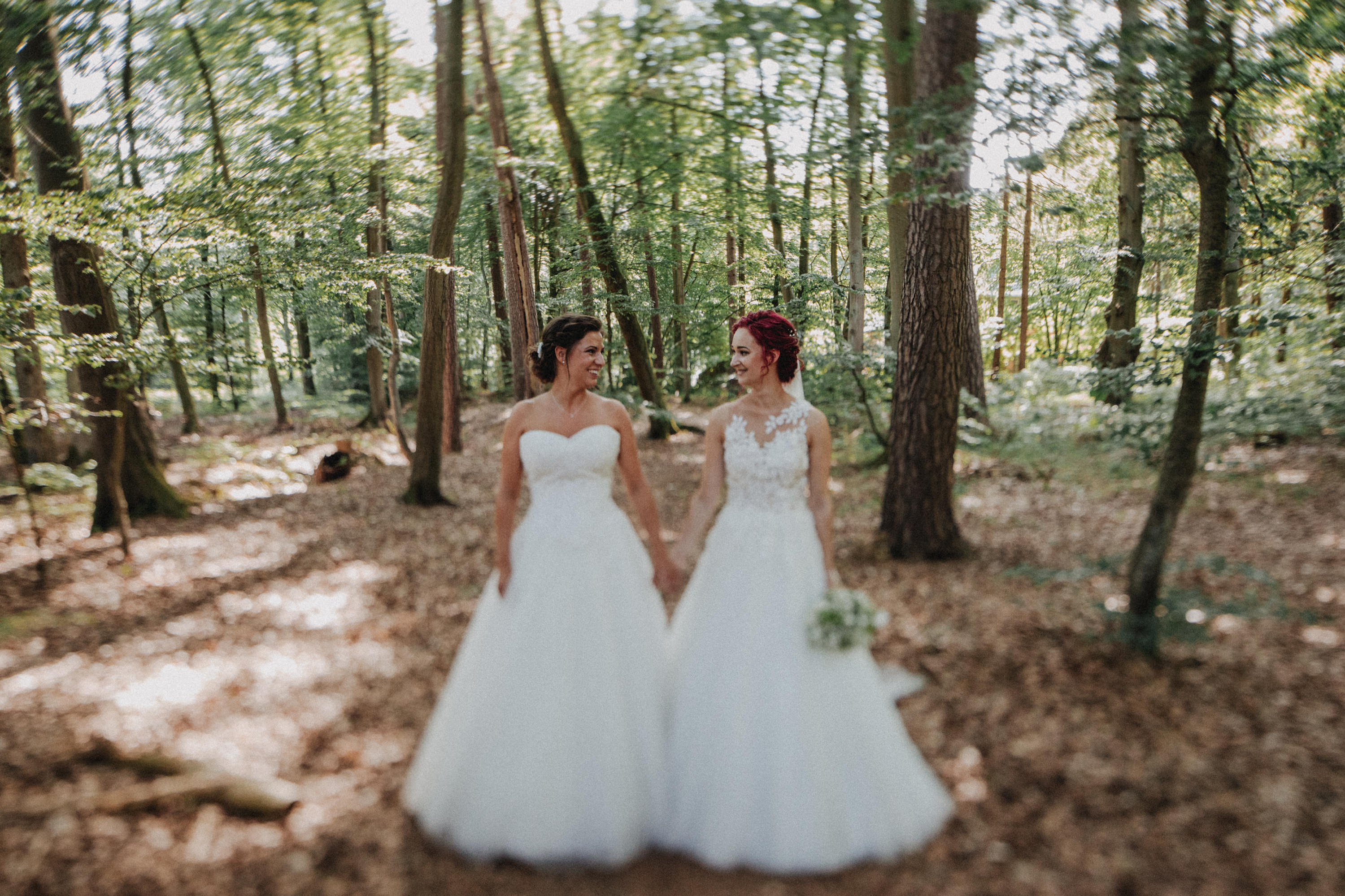 Dieses Foto ist Teil einer Hochzeitsreportage aus dem Juni 2018. Geheiratet haben zwei Frauen, die bei einer freien Trauung bei Sonnenschein getraut wurden. Fotografiert wurde diese Hochzeitsreportage von den Hochzeitsfotografen Tom und Lia aus Potsdam.