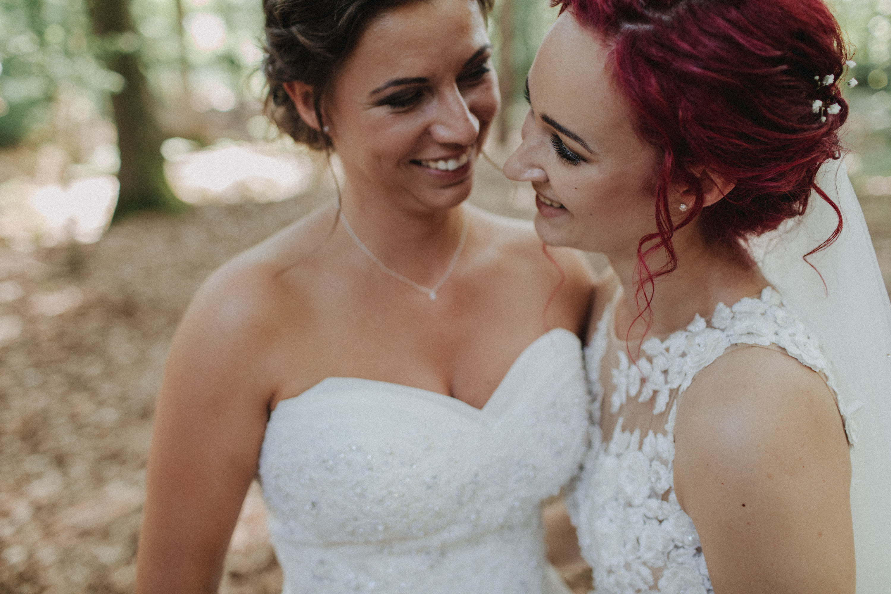 Dieses Foto ist Teil einer Hochzeitsreportage aus dem Juni 2018. Geheiratet haben zwei Frauen, die bei einer freien Trauung bei Sonnenschein getraut wurden. Fotografiert wurde diese Hochzeitsreportage von den Hochzeitsfotografen Tom und Lia aus Potsdam.