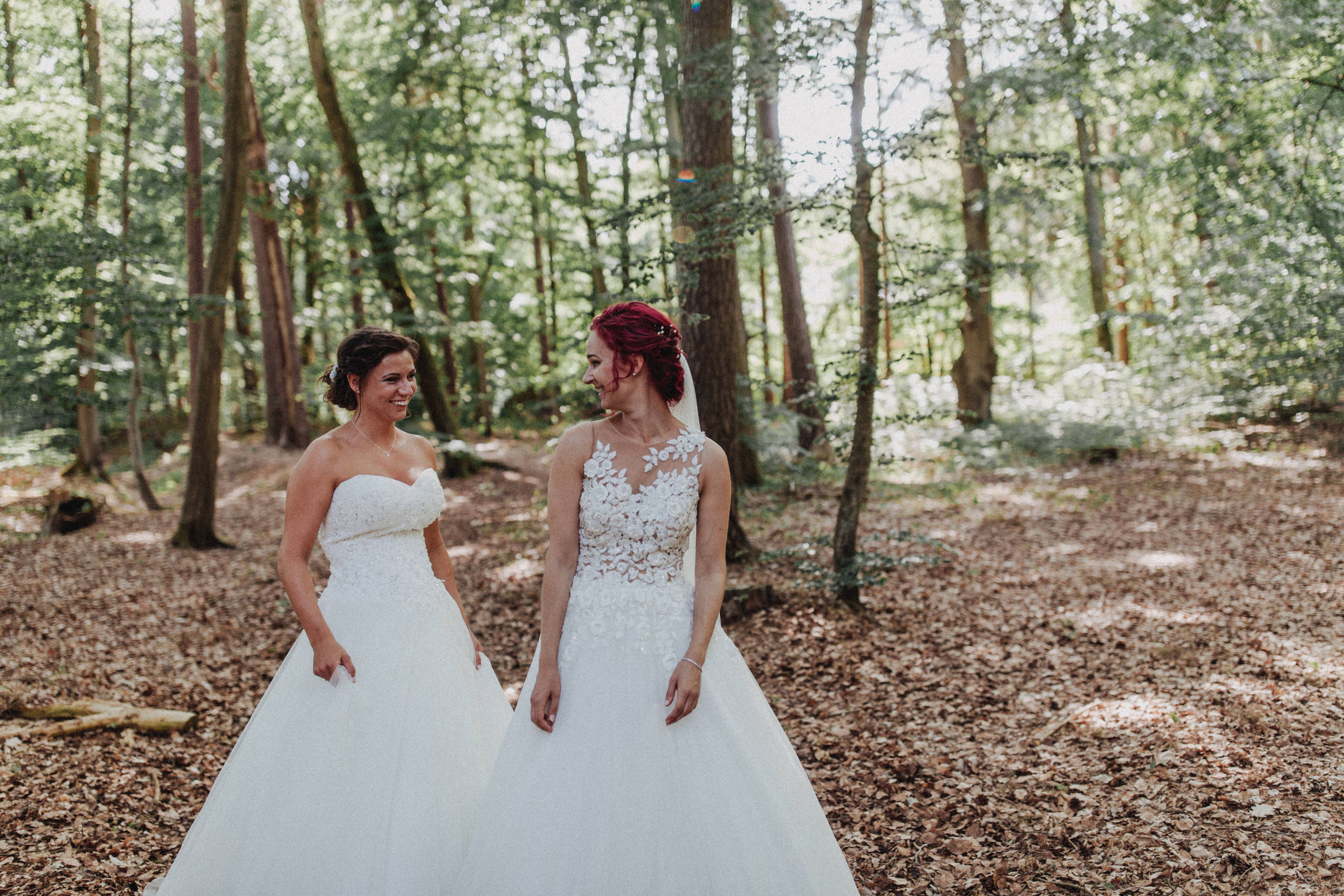 Dieses Foto ist Teil einer Hochzeitsreportage aus dem Juni 2018. Geheiratet haben zwei Frauen, die bei einer freien Trauung bei Sonnenschein getraut wurden. Fotografiert wurde diese Hochzeitsreportage von den Hochzeitsfotografen Tom und Lia aus Potsdam.