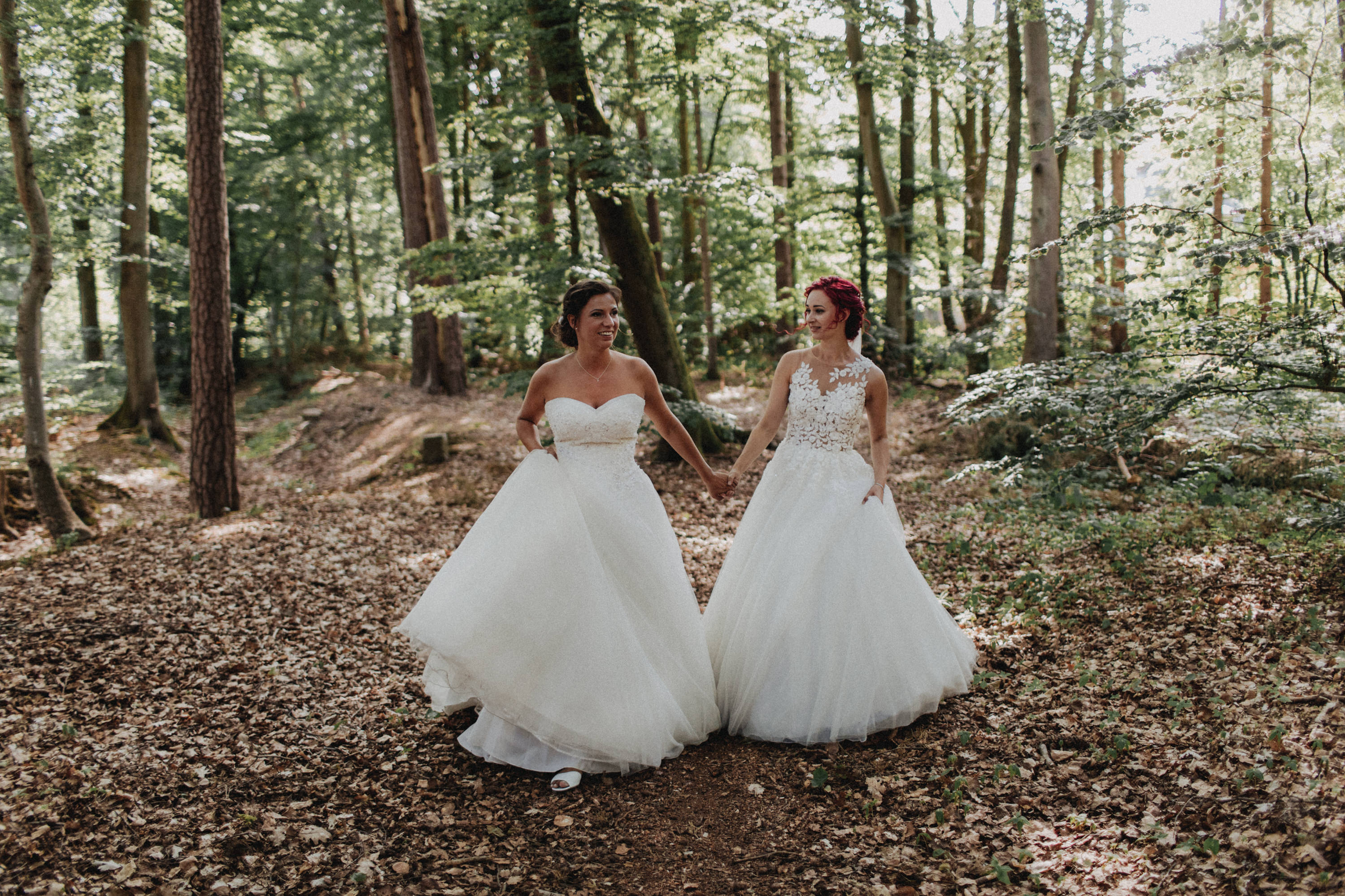 Dieses Foto ist Teil einer Hochzeitsreportage aus dem Juni 2018. Geheiratet haben zwei Frauen, die bei einer freien Trauung bei Sonnenschein getraut wurden. Fotografiert wurde diese Hochzeitsreportage von den Hochzeitsfotografen Tom und Lia aus Potsdam.