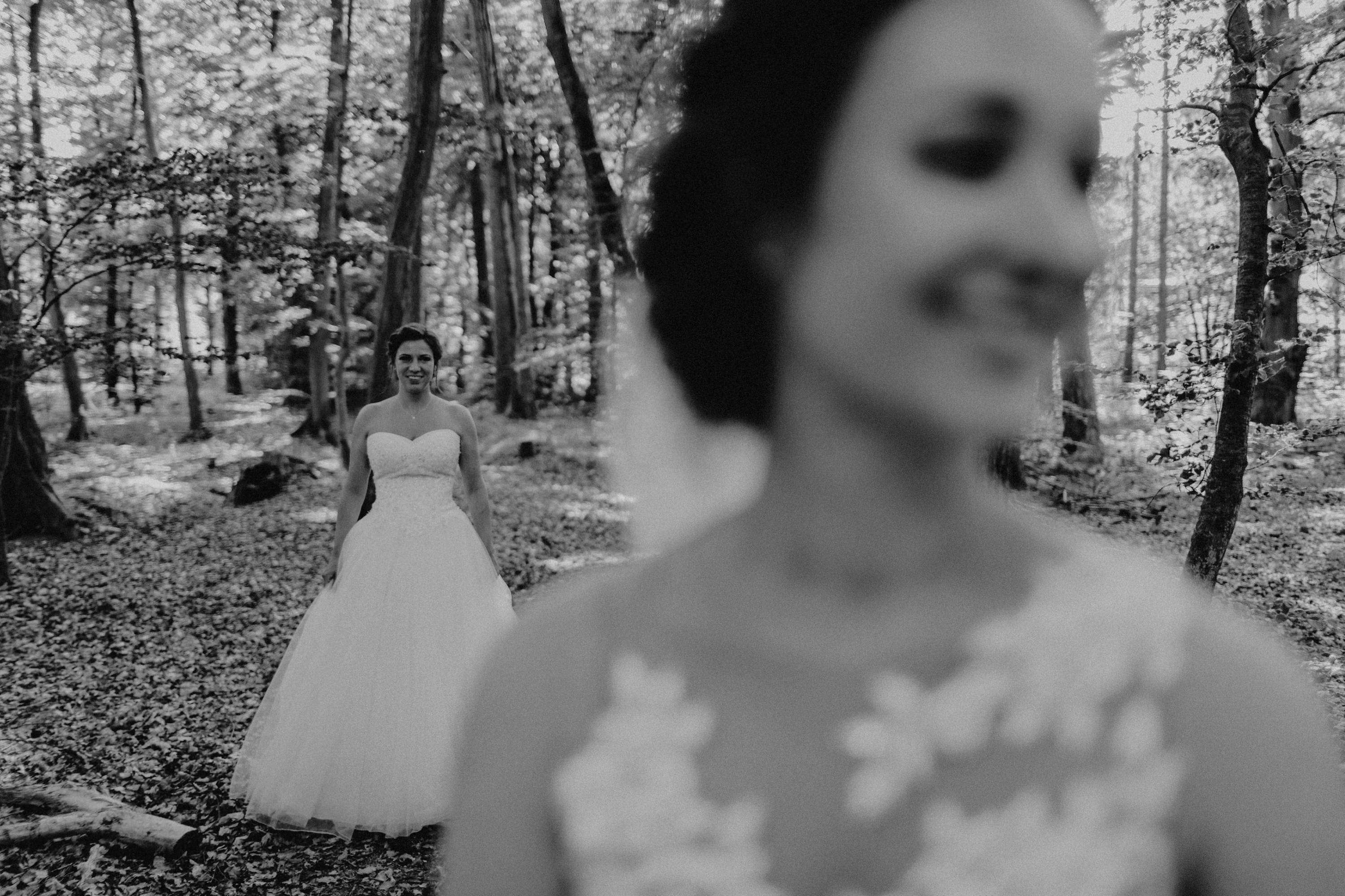 Dieses Foto ist Teil einer Hochzeitsreportage aus dem Juni 2018. Geheiratet haben zwei Frauen, die bei einer freien Trauung bei Sonnenschein getraut wurden. Fotografiert wurde diese Hochzeitsreportage von den Hochzeitsfotografen Tom und Lia aus Potsdam.