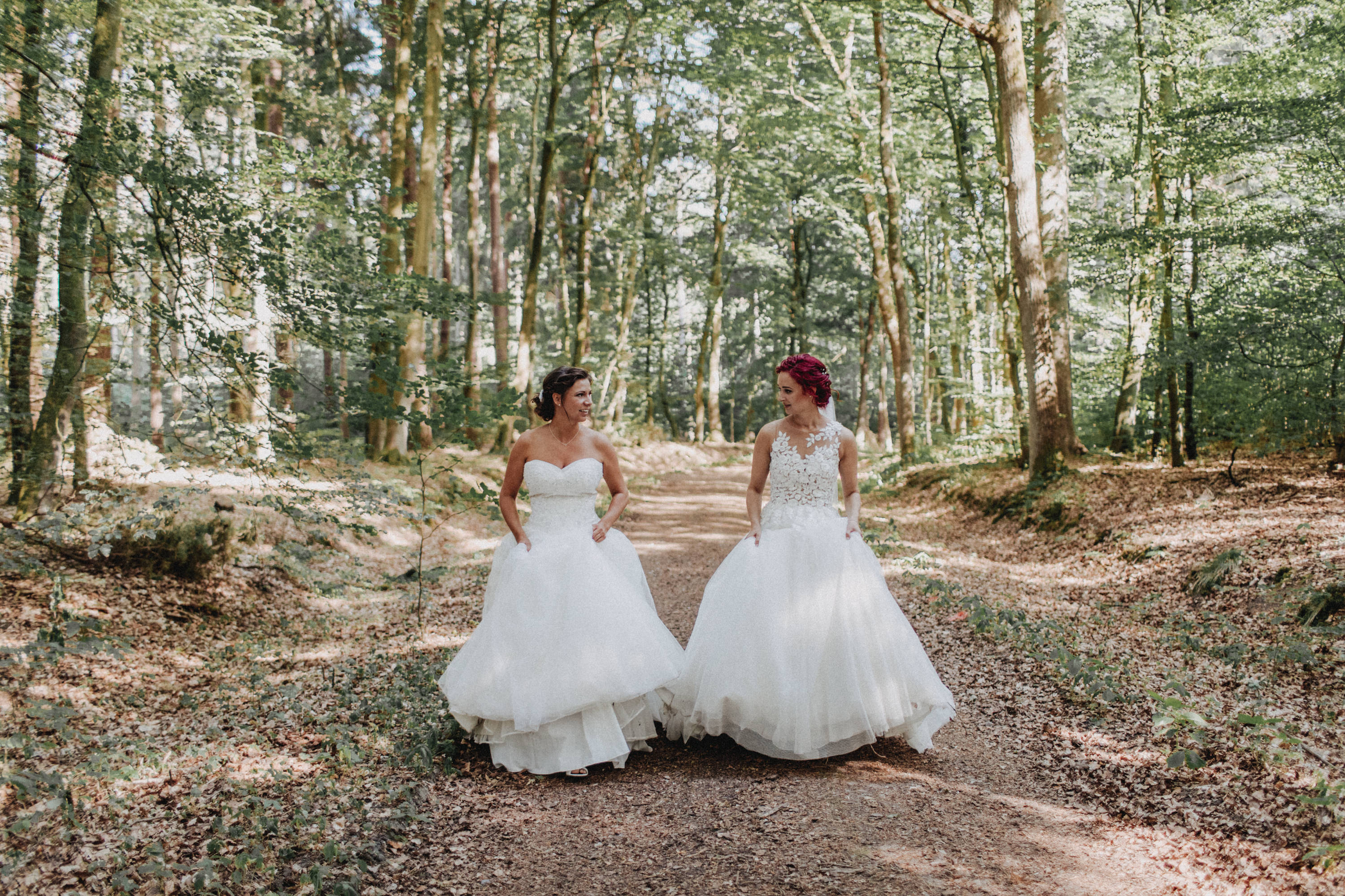 Dieses Foto ist Teil einer Hochzeitsreportage aus dem Juni 2018. Geheiratet haben zwei Frauen, die bei einer freien Trauung bei Sonnenschein getraut wurden. Fotografiert wurde diese Hochzeitsreportage von den Hochzeitsfotografen Tom und Lia aus Potsdam.