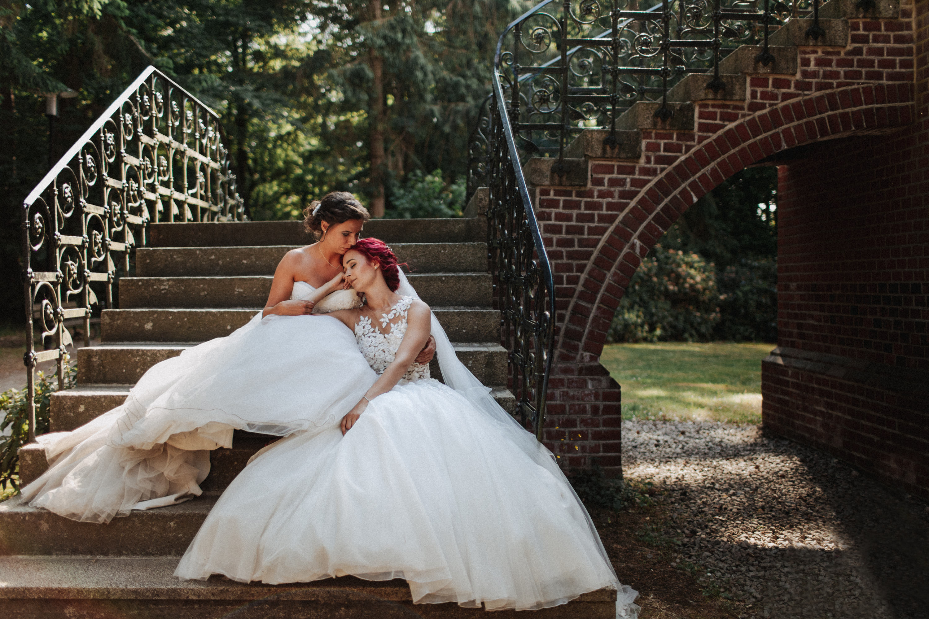 Dieses Foto ist Teil einer Hochzeitsreportage aus dem Juni 2018. Geheiratet haben zwei Frauen, die bei einer freien Trauung bei Sonnenschein getraut wurden. Fotografiert wurde diese Hochzeitsreportage von den Hochzeitsfotografen Tom und Lia aus Potsdam.