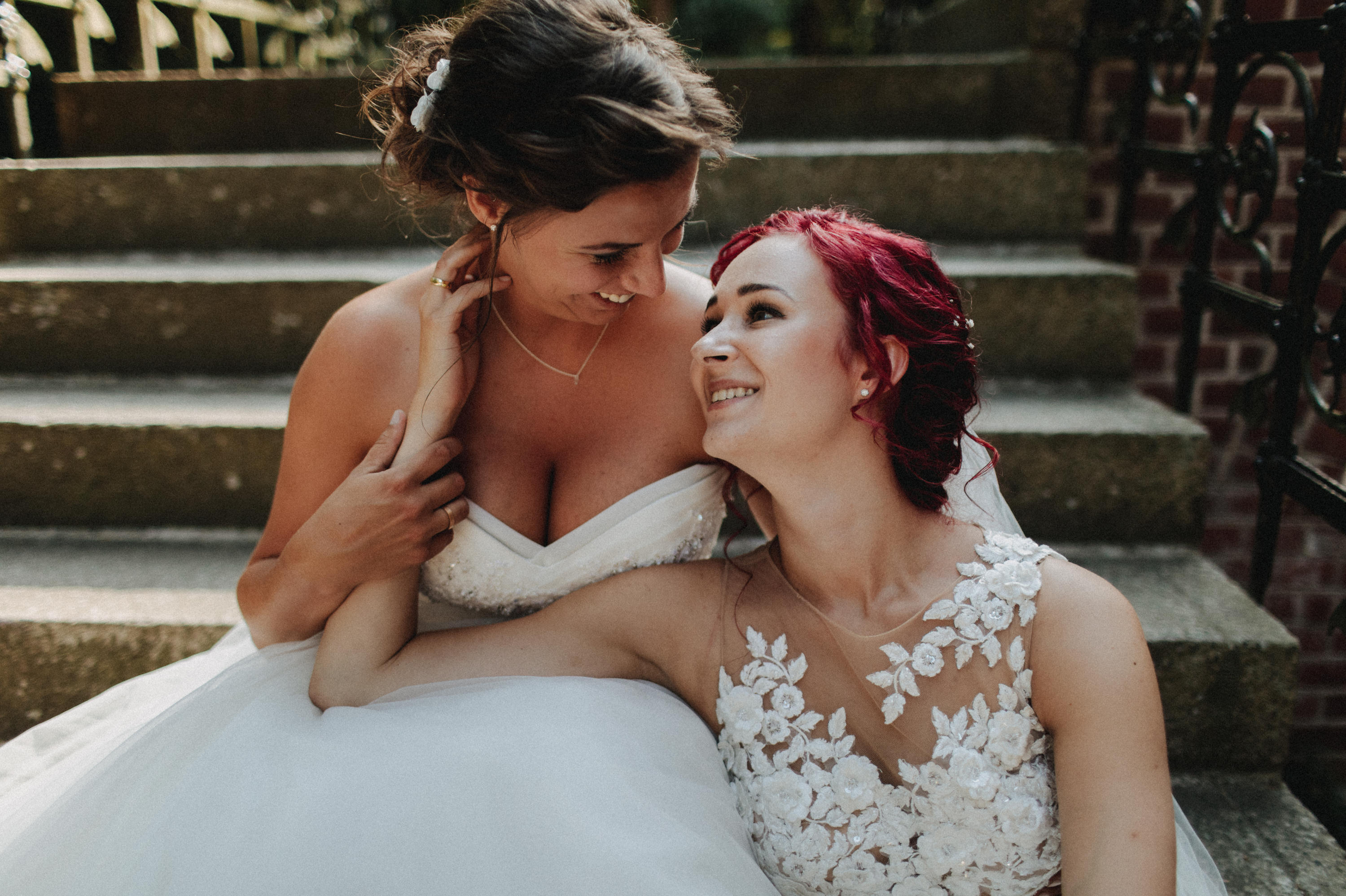 Dieses Foto ist Teil einer Hochzeitsreportage aus dem Juni 2018. Geheiratet haben zwei Frauen, die bei einer freien Trauung bei Sonnenschein getraut wurden. Fotografiert wurde diese Hochzeitsreportage von den Hochzeitsfotografen Tom und Lia aus Potsdam.