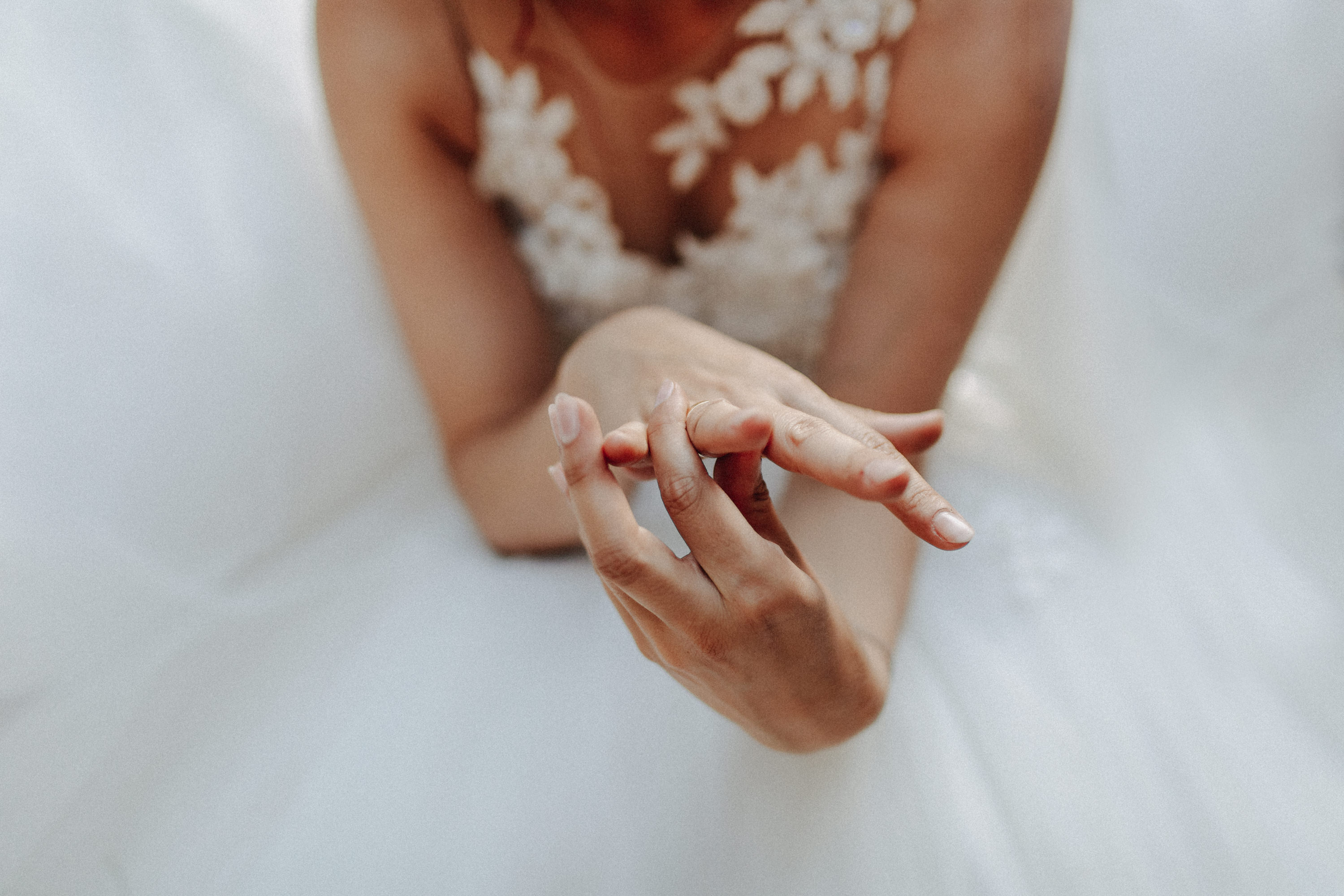 Dieses Foto ist Teil einer Hochzeitsreportage aus dem Juni 2018. Geheiratet haben zwei Frauen, die bei einer freien Trauung bei Sonnenschein getraut wurden. Fotografiert wurde diese Hochzeitsreportage von den Hochzeitsfotografen Tom und Lia aus Potsdam.