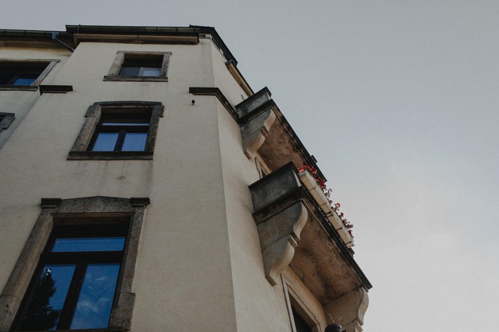 Dieses Hochzeitsfoto ist Teil einer Hochzeitsreportage, die von den Hochzeitsfotografen Tom und Lia aus Potsdam aufgenommen wurde. Es war eine deutsch-italienische Hochzeit, die in Dresden bei wunderschönem Sonnenschein stattfand.