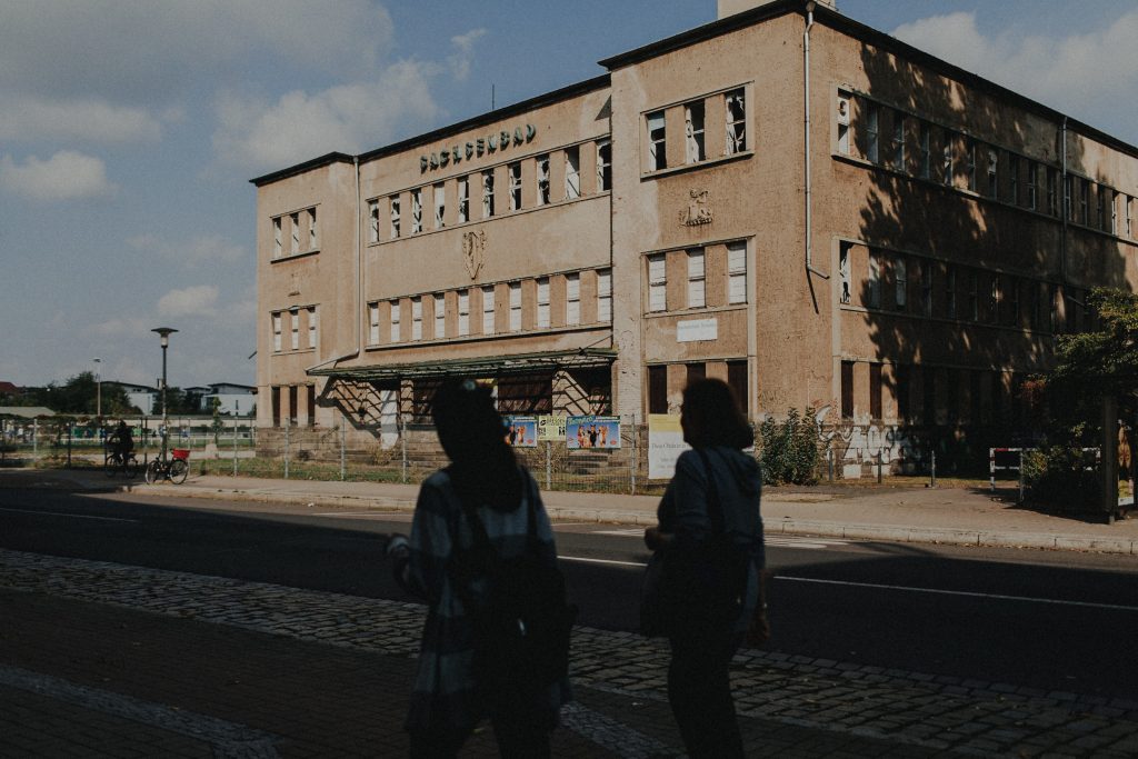 Dieses Hochzeitsfoto ist Teil einer Hochzeitsreportage, die von den Hochzeitsfotografen Tom und Lia aus Potsdam aufgenommen wurde. Es war eine deutsch-italienische Hochzeit, die in Dresden bei wunderschönem Sonnenschein stattfand.