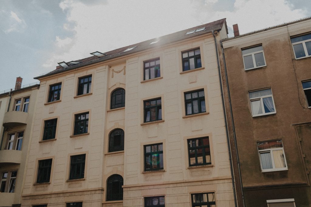 Dieses Hochzeitsfoto ist Teil einer Hochzeitsreportage, die von den Hochzeitsfotografen Tom und Lia aus Potsdam aufgenommen wurde. Es war eine deutsch-italienische Hochzeit, die in Dresden bei wunderschönem Sonnenschein stattfand.