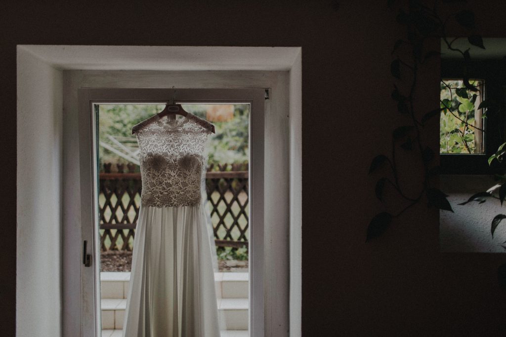 Dieses Hochzeitsfoto ist Teil einer Hochzeitsreportage, die von den Hochzeitsfotografen Tom und Lia aus Potsdam aufgenommen wurde. Es war eine deutsch-italienische Hochzeit, die in Dresden bei wunderschönem Sonnenschein stattfand.