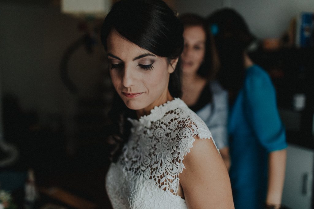 Dieses Hochzeitsfoto ist Teil einer Hochzeitsreportage, die von den Hochzeitsfotografen Tom und Lia aus Potsdam aufgenommen wurde. Es war eine deutsch-italienische Hochzeit, die in Dresden bei wunderschönem Sonnenschein stattfand.